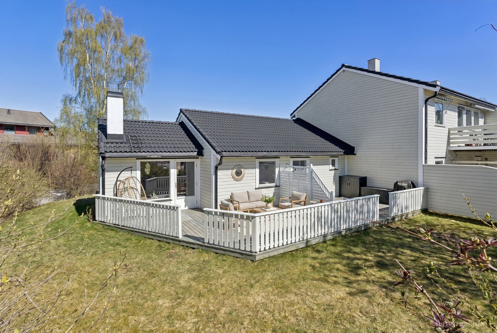 Utenfor stuene er det en romslig og hyggelig markterrasse med adgang til hagen og fantastiske solforhold. Galleribilde