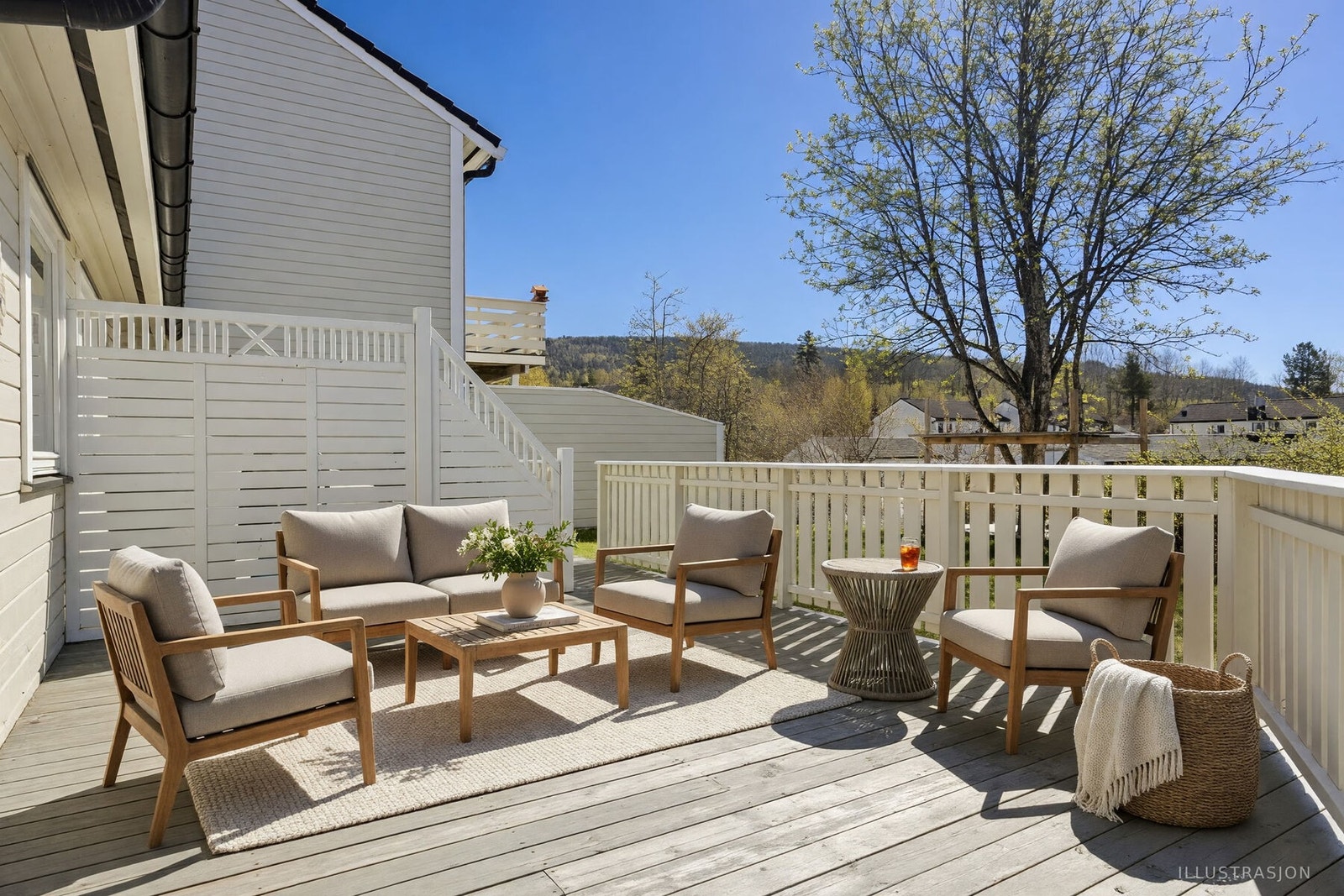 Terrassen er svært romslig. Her er det god plass til hagemøbler, blomster og grill. Galleribilde