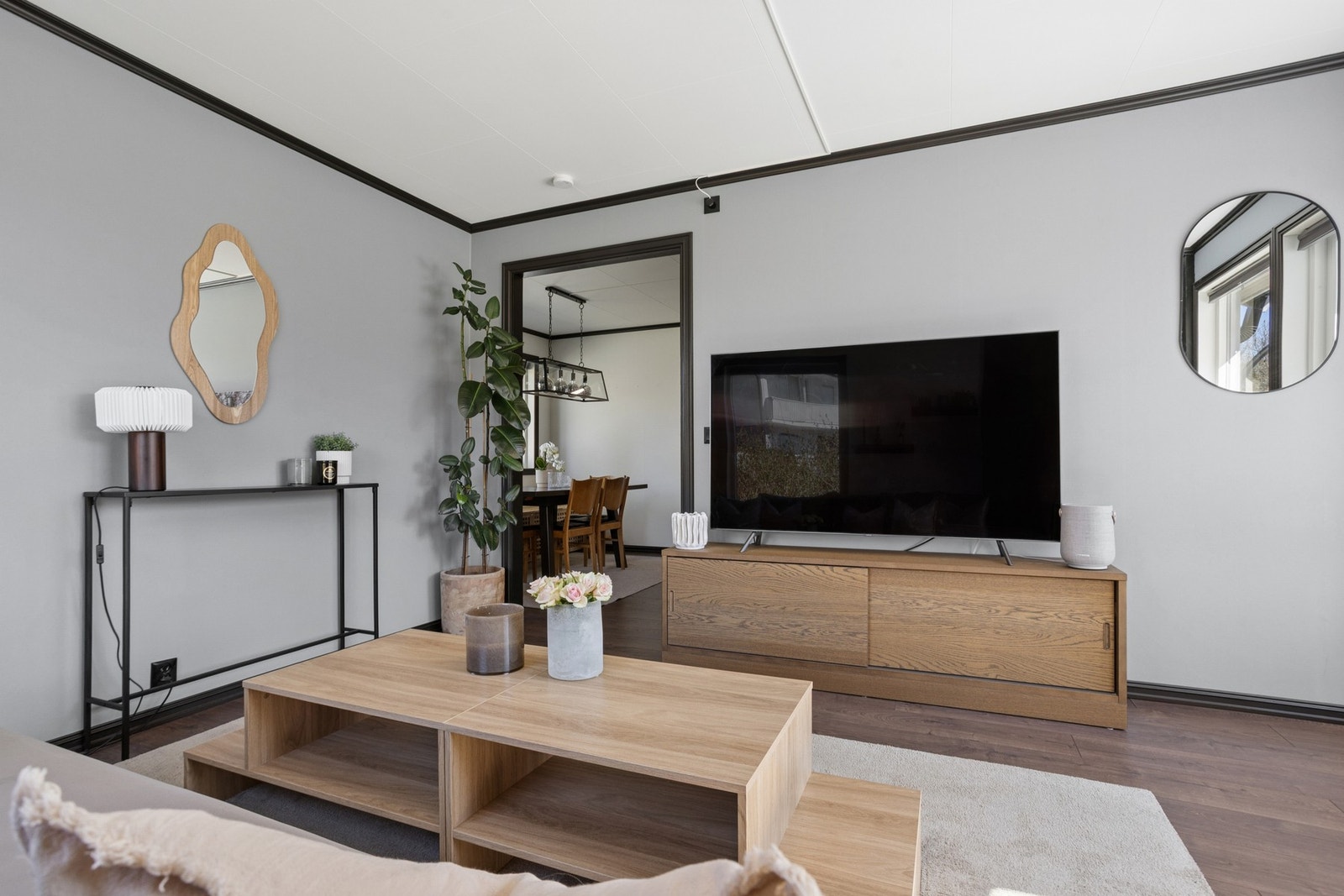 Stuen er av god størrelse og det er fin plass til sofa og annet møblement. Galleribilde