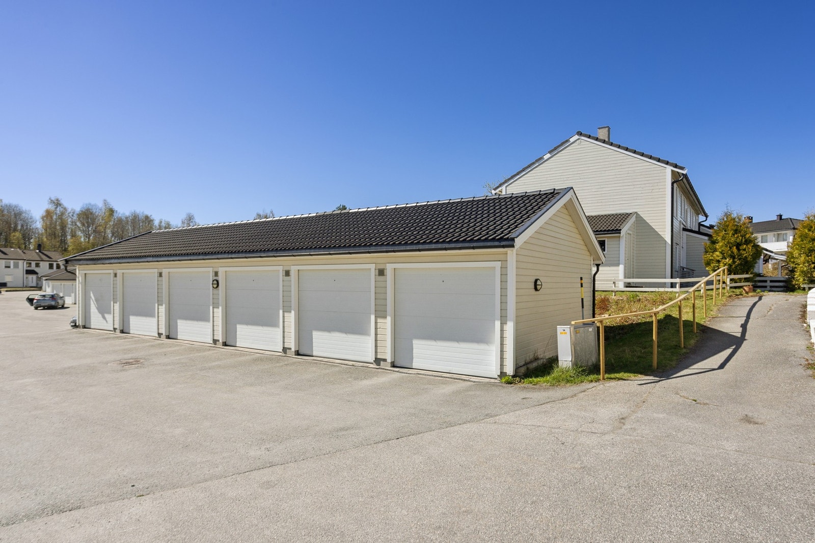 Det medfølger en garasjeplass i rekke. Det er plassen helt til høyre i bildet. Velkommen til hyggelig visning! Galleribilde
