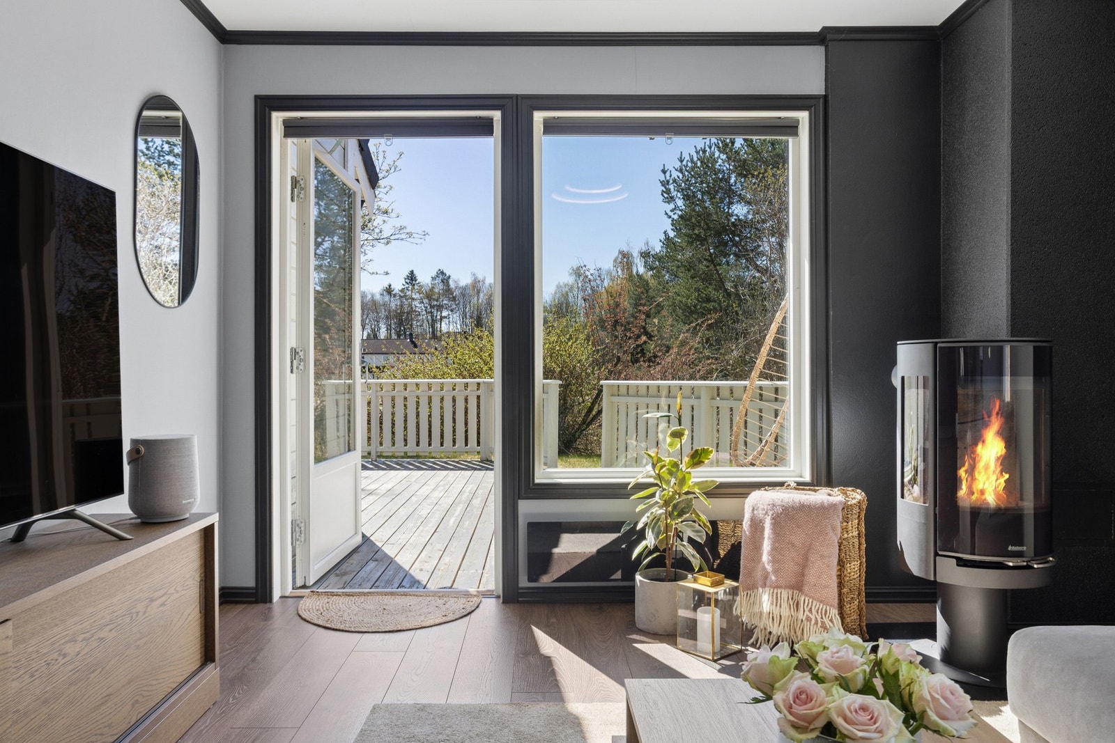 Lekker stue med sorte detaljer og utgang til terrassen. Galleribilde