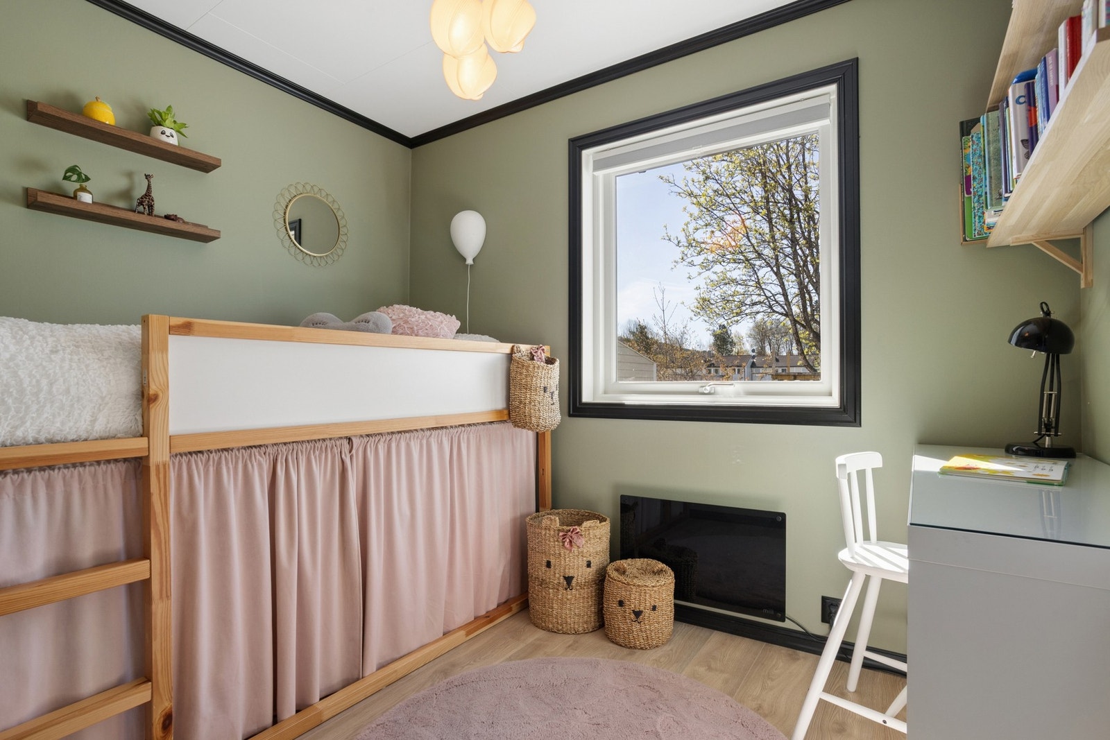 Boligen andre soverom er noe mindre og egner seg utmerket som barnerom, gjesterom, kontor, eller til det du måtte ønske. Galleribilde