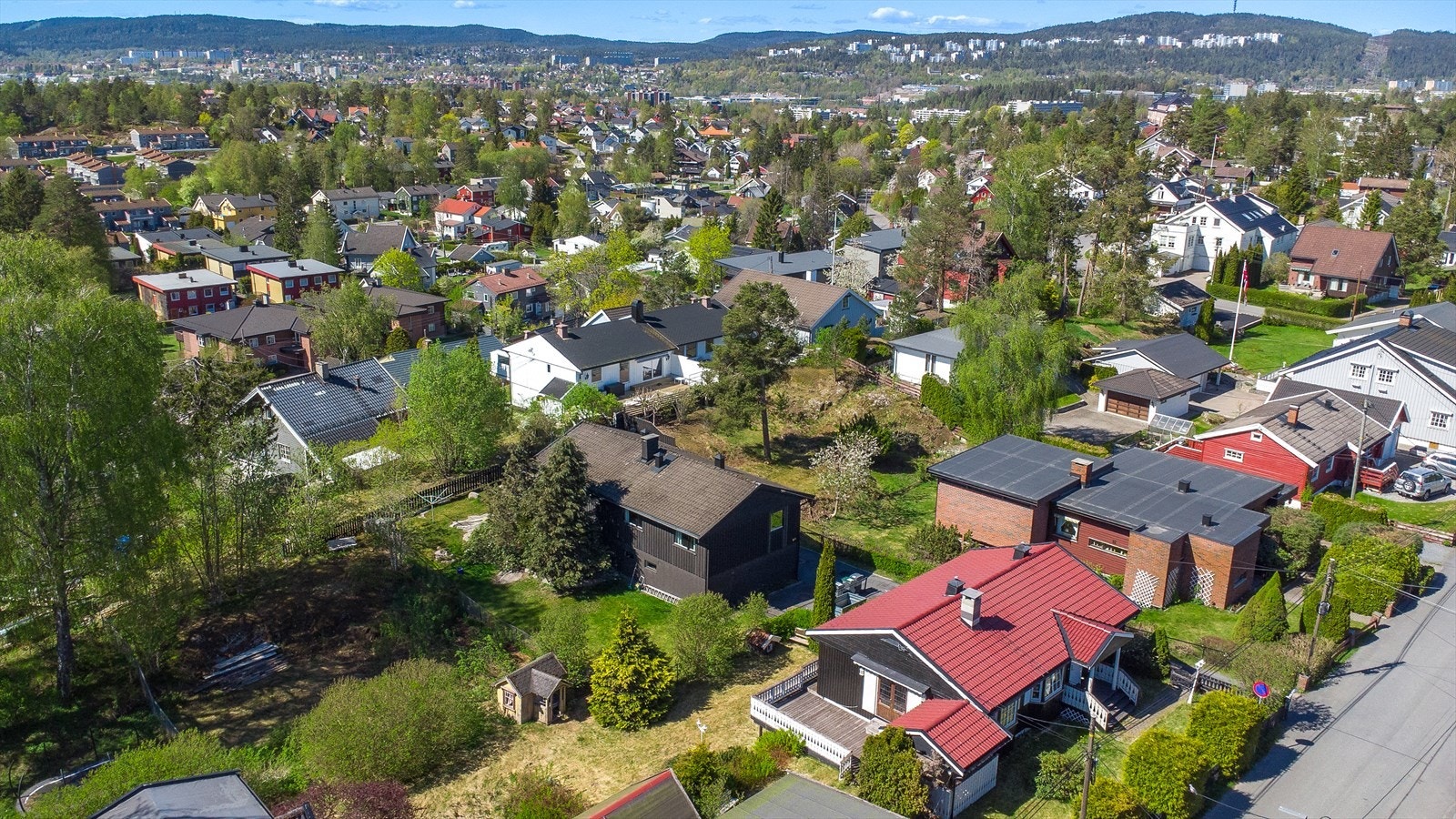 For barnefamilier er beliggenheten svært praktisk med kort avstand til både Høybråten skole og flere nærliggende barnehager. Galleribilde