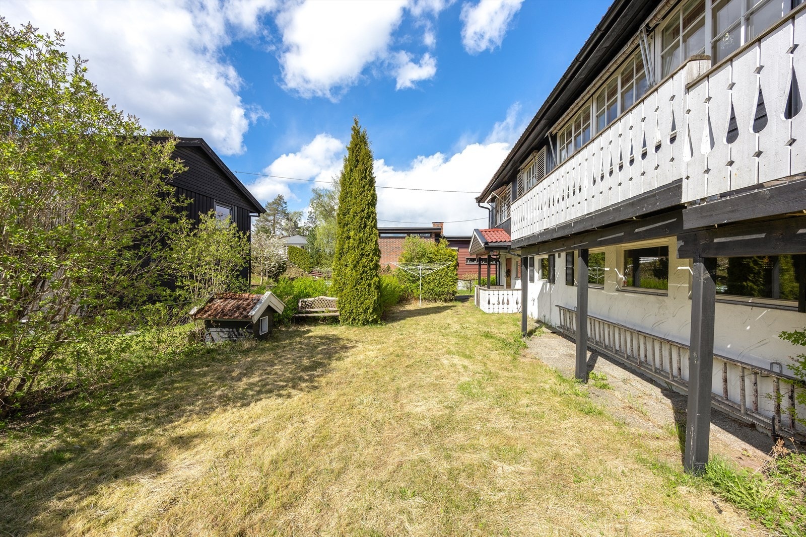 Tomten har gode solforhold og er en fin forlengelse av boligen i sommerhalvåret. Galleribilde