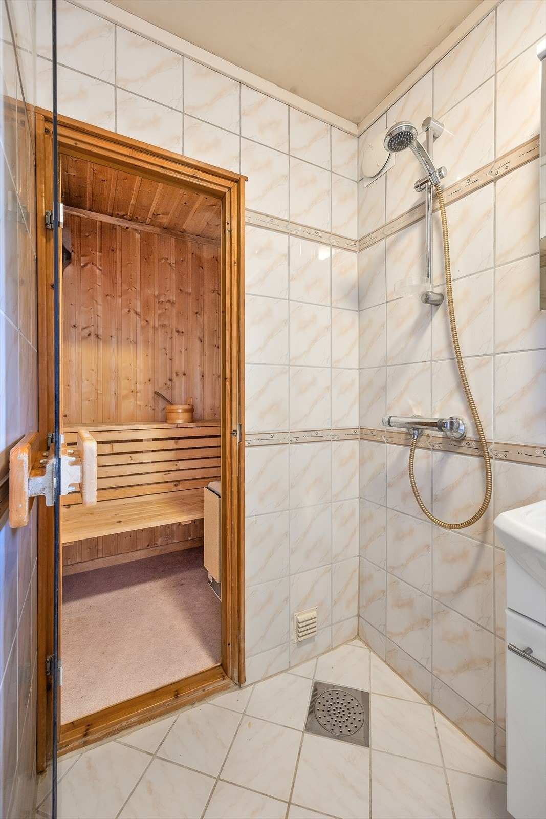 Fra badet er det direkte adkomst til en liten badstue. Galleribilde