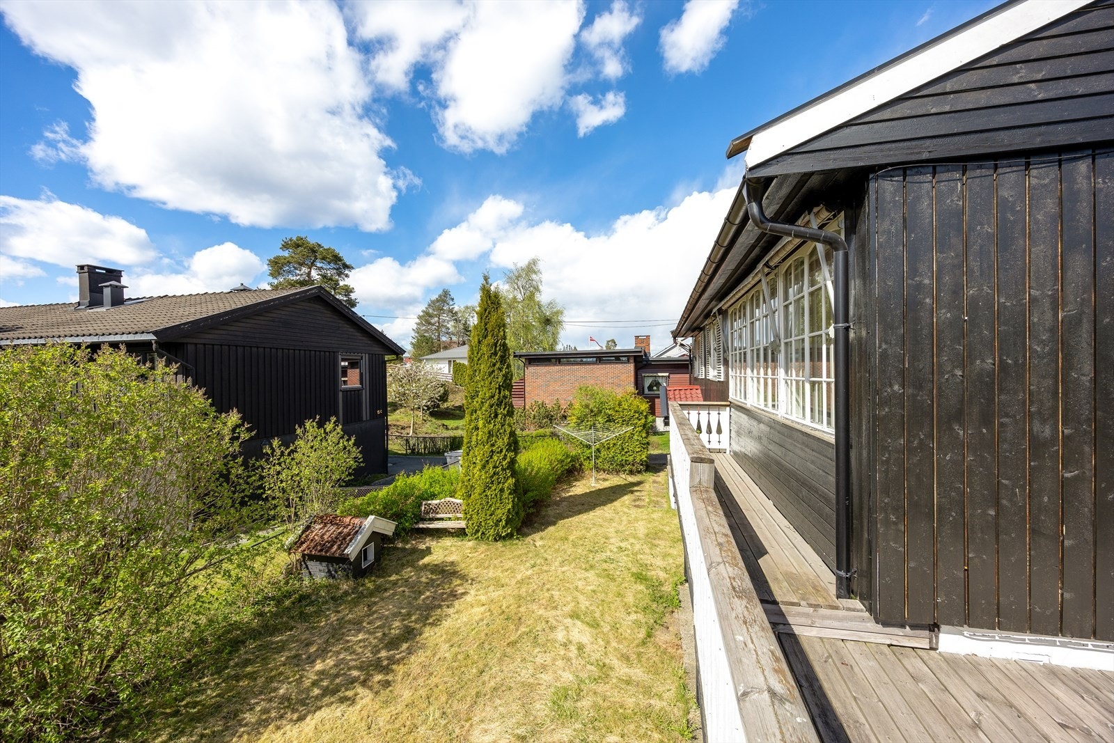 Terrassen strekker seg langs to sider av eneboligen noe som sørger for optimale solforhold. Galleribilde