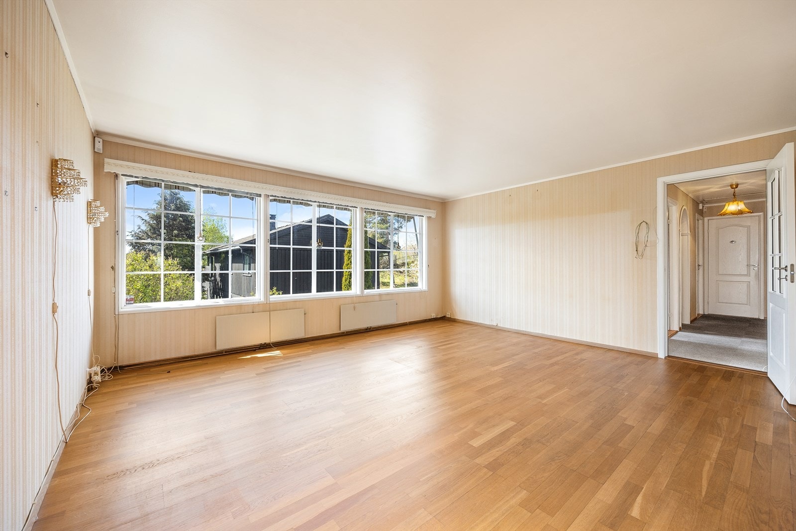 Fra stuen er det utgang til terrassen via store terrassedører som skaper en naturlig overgang mellom inne- og utearealer. Galleribilde