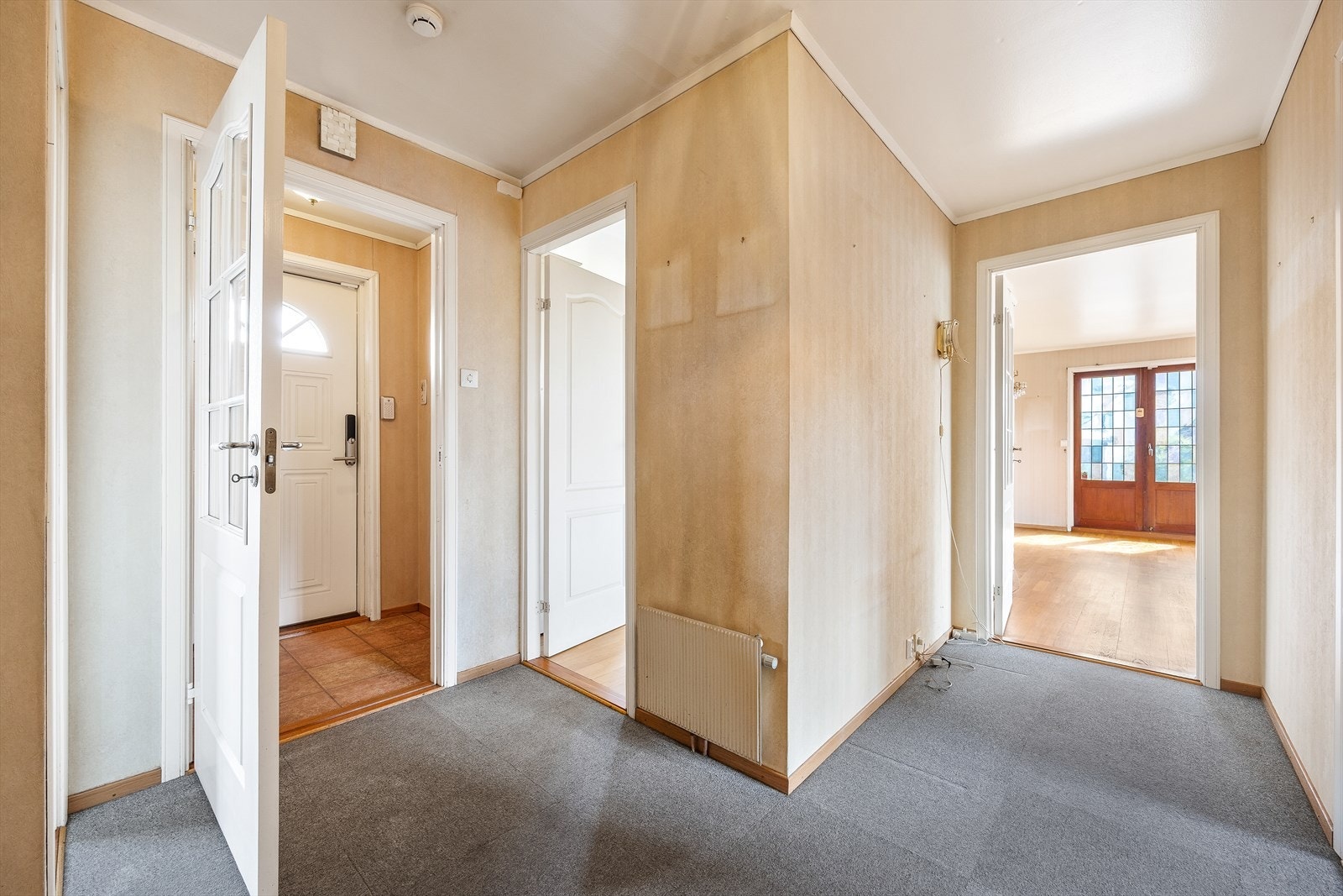 Velkommen inn i en innbydende entré og gang med god plass til å hensette sko og yttertøy. Galleribilde