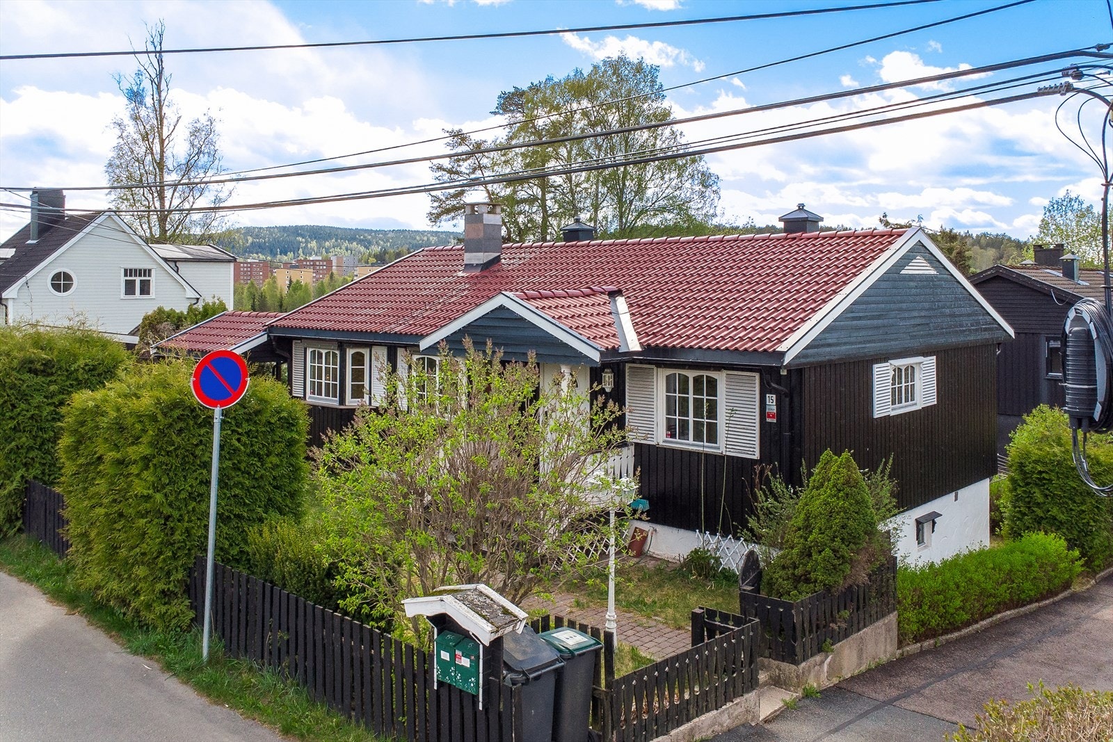 Eneboligen ble oppført i 1973 med grunnmur i betong, yttervegger i bindingsverk kledd utvendig med malt panel, og yttertak i trekonstruksjon tekket med takstein. Galleribilde