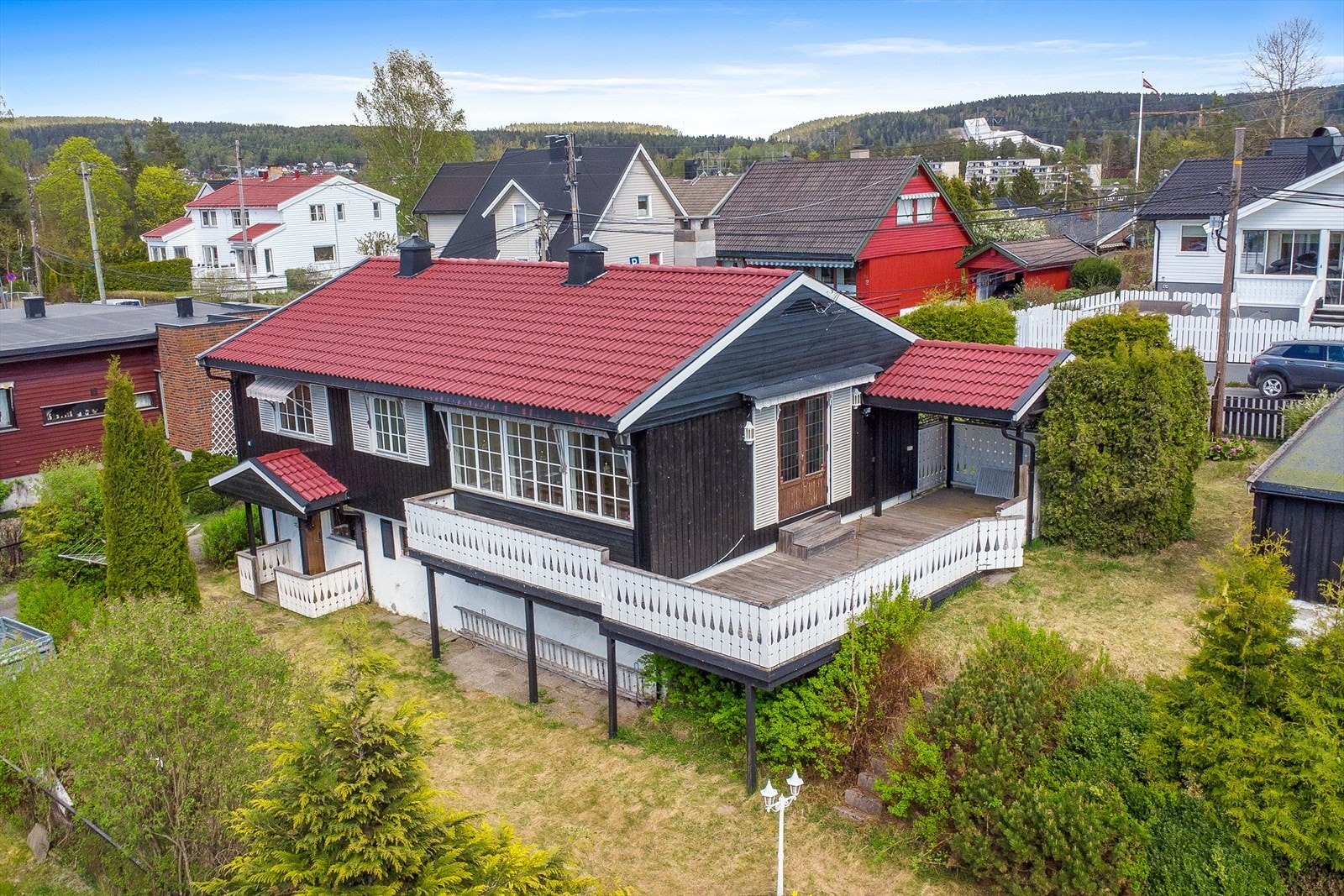 Boligen har en fin beliggenhet med egen adkomst fra veien. Galleribilde