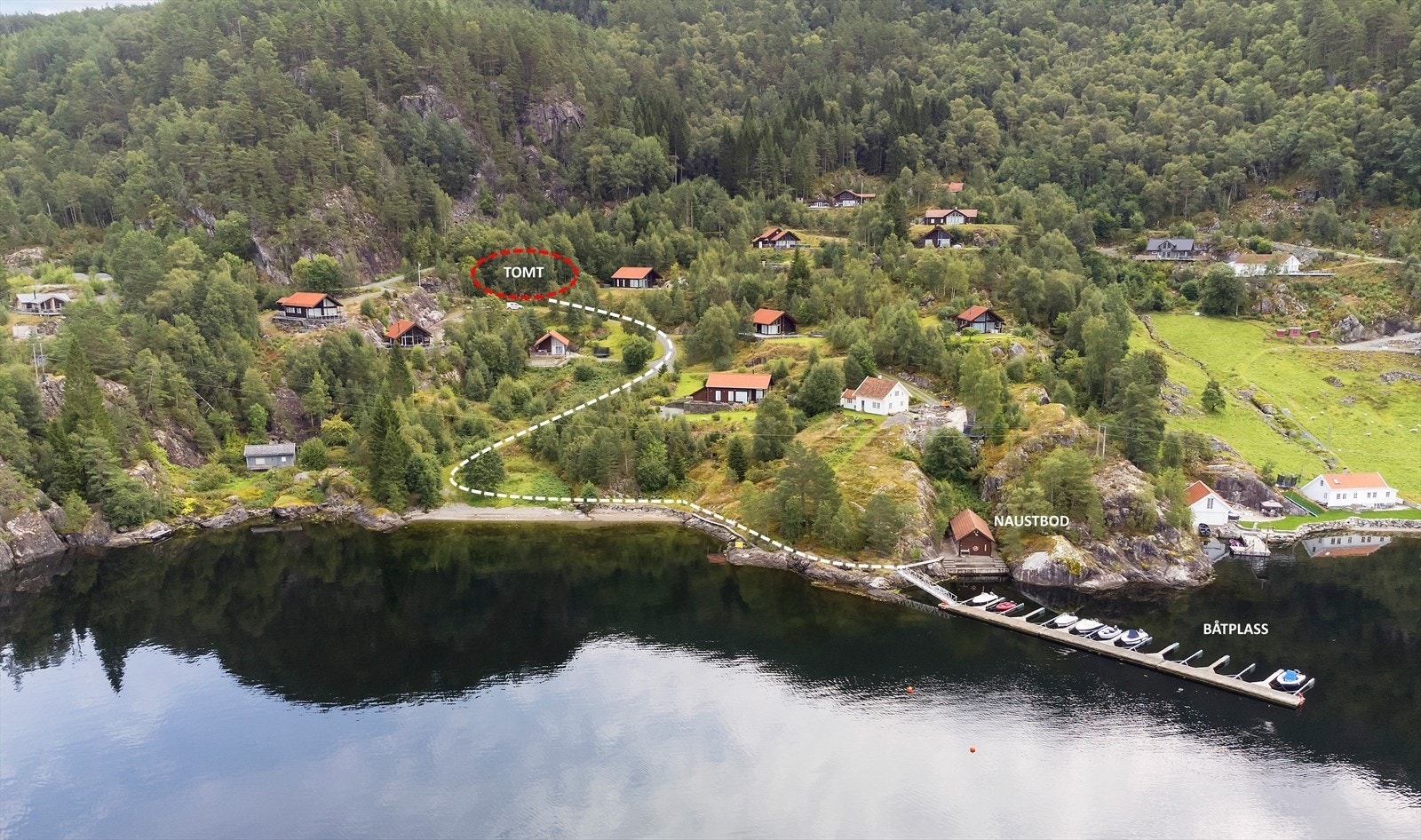 Merket tomt, sti, naustbod og båtplass Galleribilde