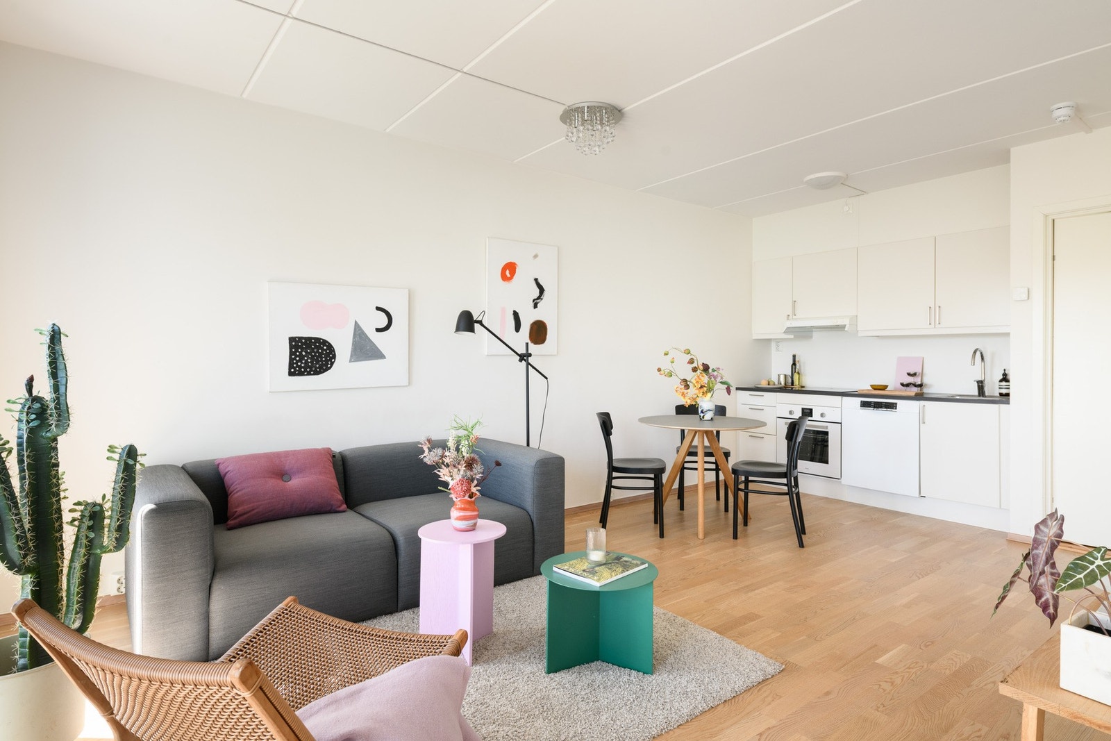 En lys og luftig stue med sjenerøs takhøyde og store vindusflater som skaper en god romfølelse. Galleribilde