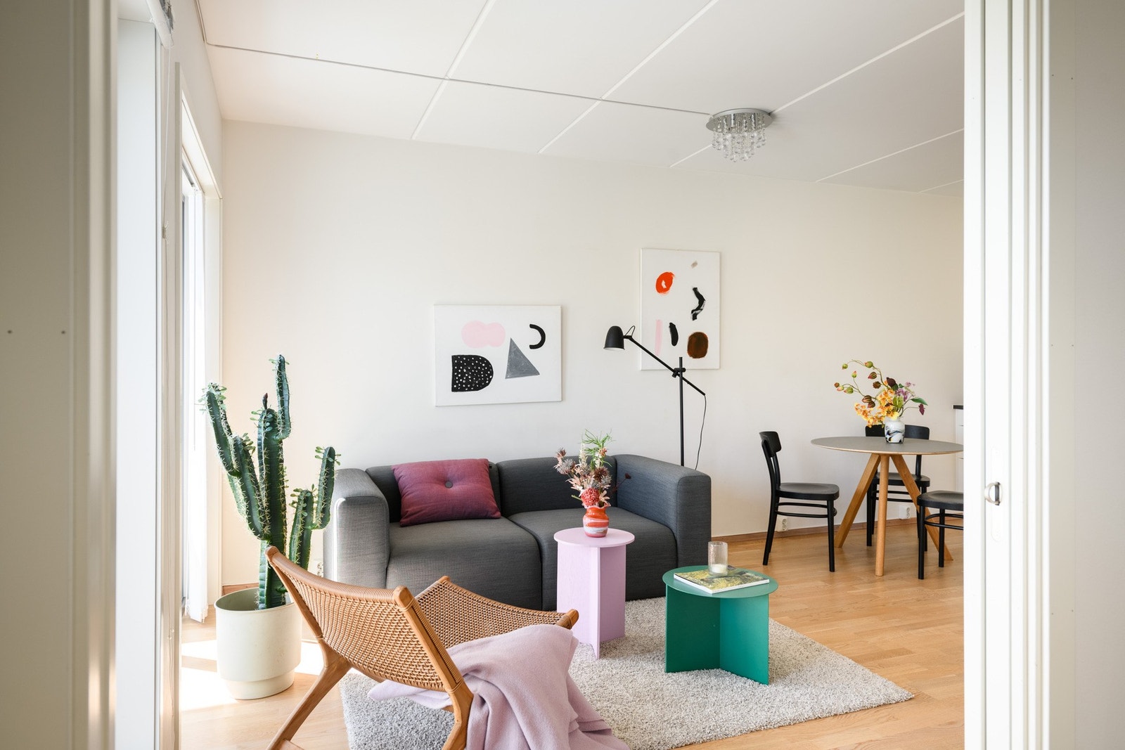 Her strømmer dagslyset inn, og de nøytrale fargevalgene danner et perfekt lerret for din egen stil. Galleribilde