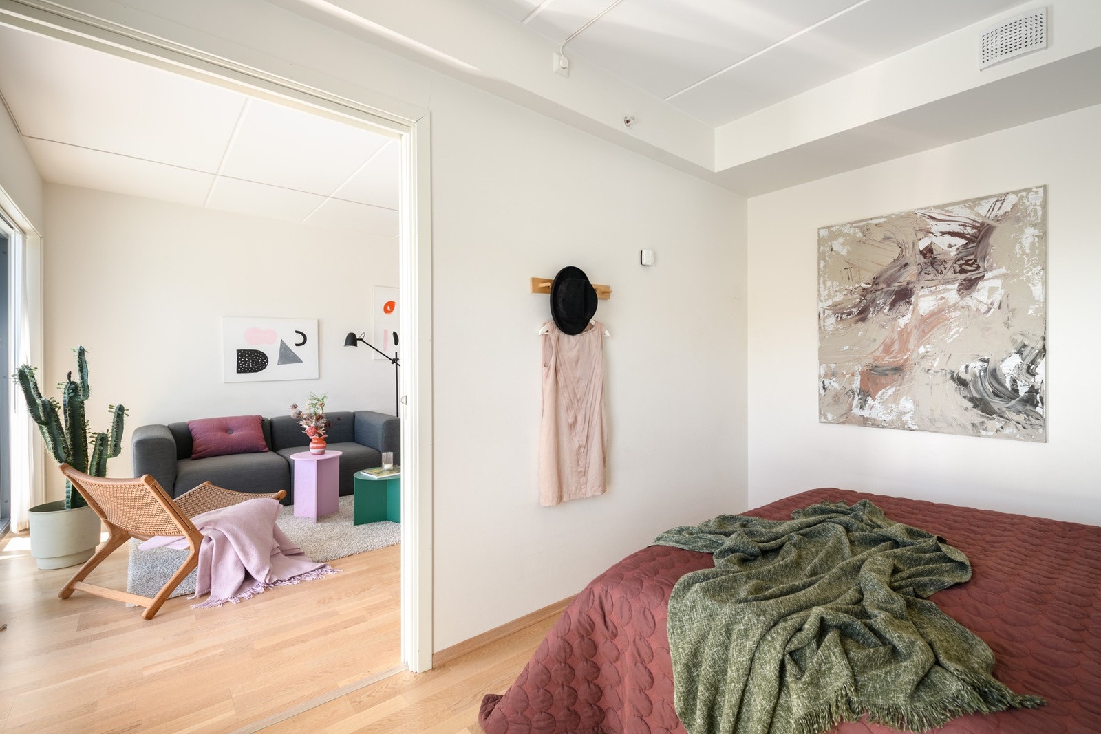 Praktisk plassert i leiligheten og med god romfølelse. Galleribilde