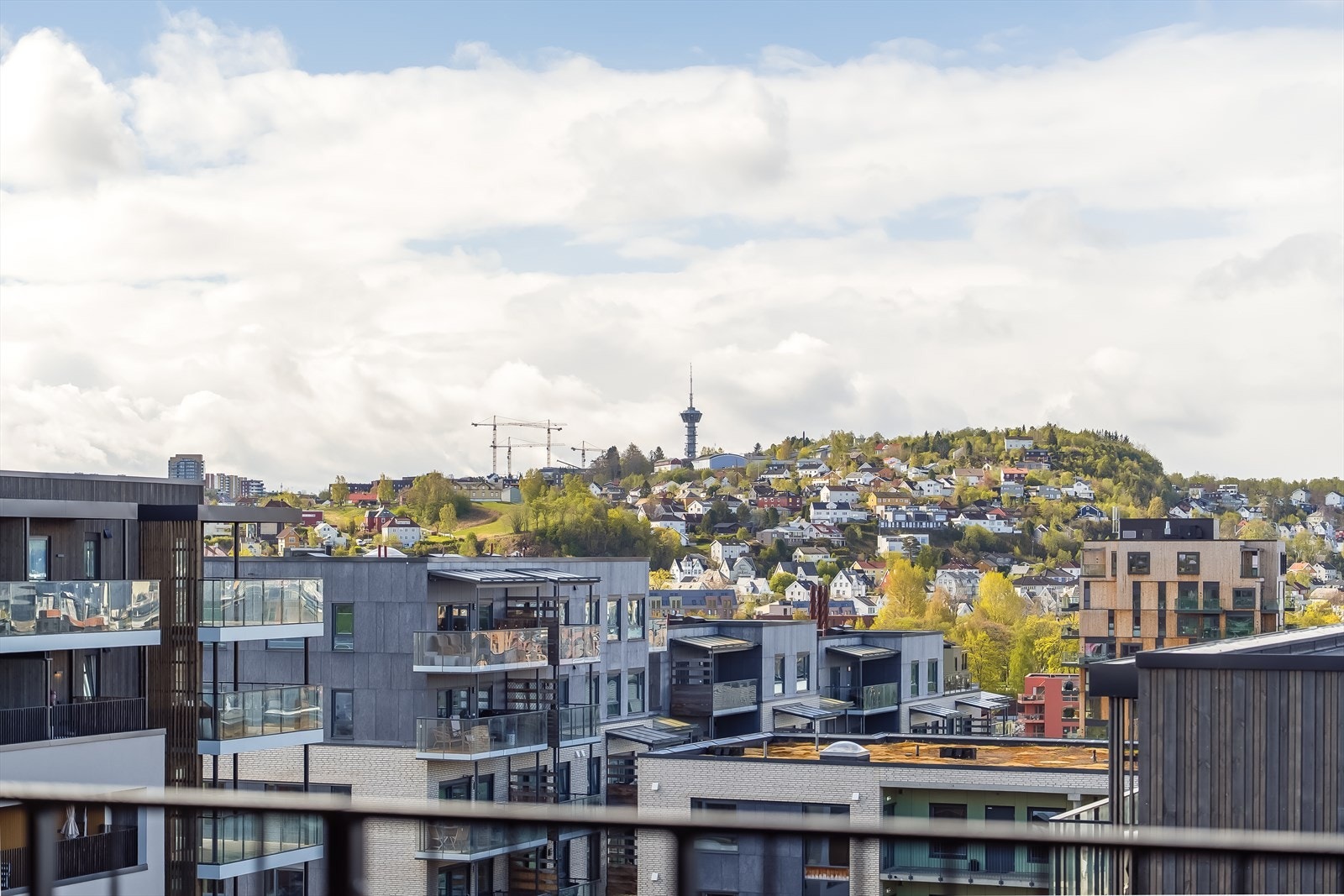 Leiligheten ligger usjenert til i byggets 7. etasje, noe som gir uhindret utsikt over store deler av Trondheim. Galleribilde