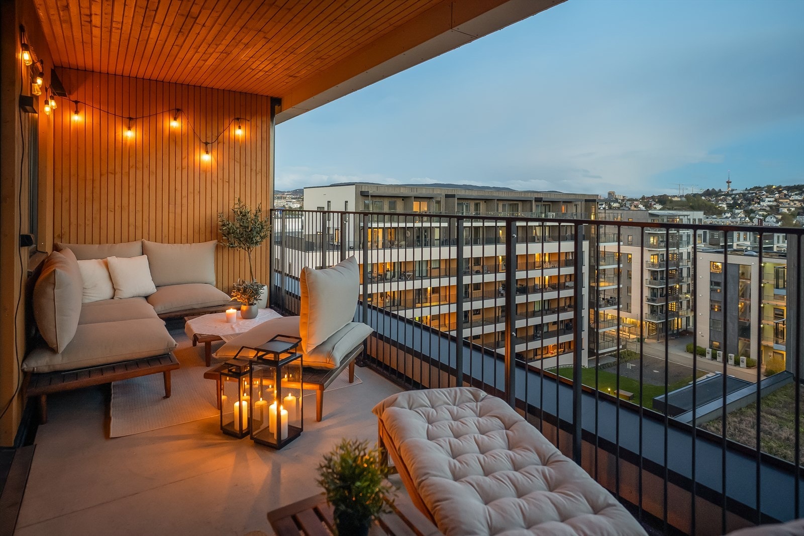 Velkommen til Haakon VII´s gate 5 A - en lys og innbydende 2-roms toppleilighet med fantastisk utsikt og beliggenhet i 7. etasje på Lade. Foto: Oscar Stoltenberg Galleribilde