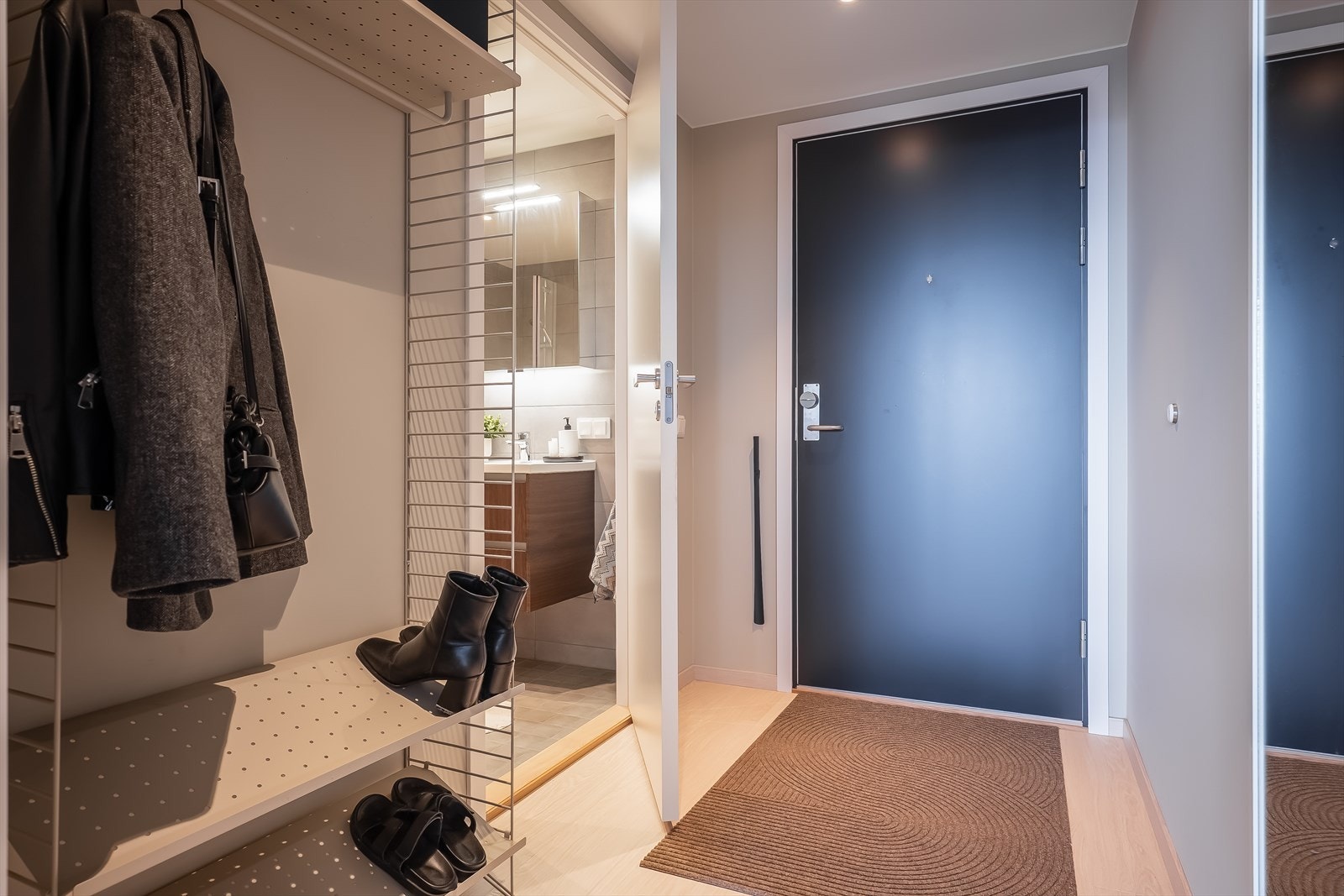 Leilighetens entré måler 3,8 m² og byr på gode oppbevaringsmuligheter for yttertøy og sko. Galleribilde