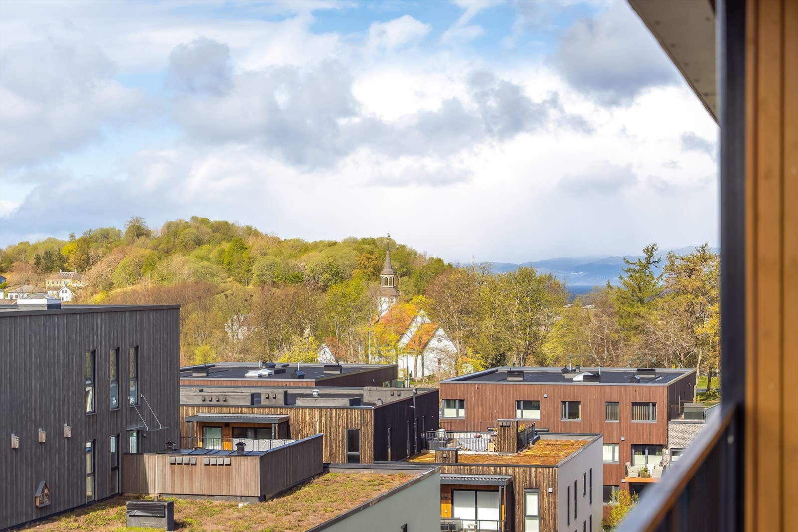 Fra balkongen kan du nyte flott utsikt mot Ladehammeren, Tyholt og sentrum. Galleribilde