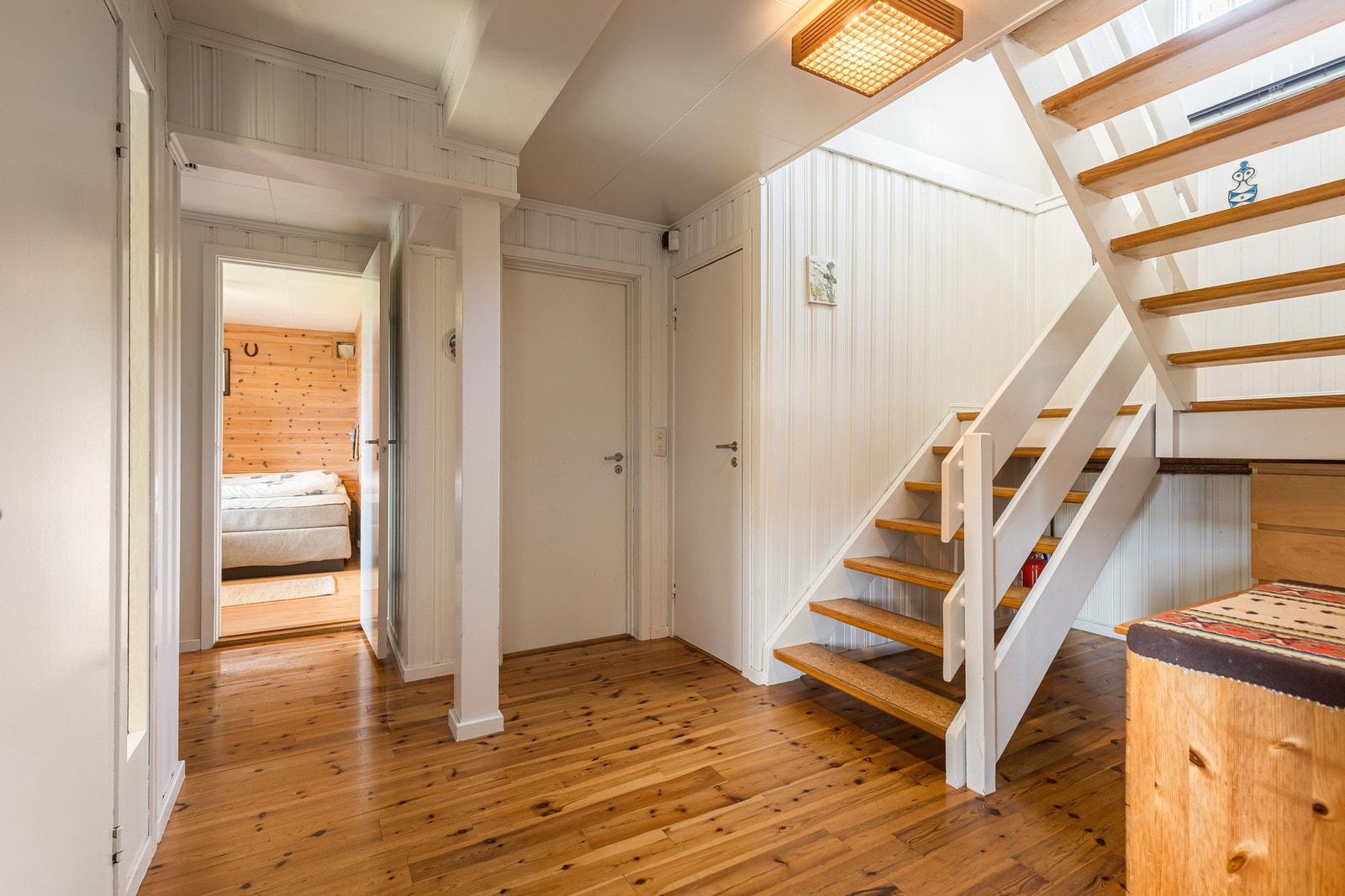 Boligen har en praktisk entré med plass til oppbevaring av yttertøy og sko. Her får du et ryddig førsteinntrykk og god adkomst til boligens øvrige rom. Galleribilde