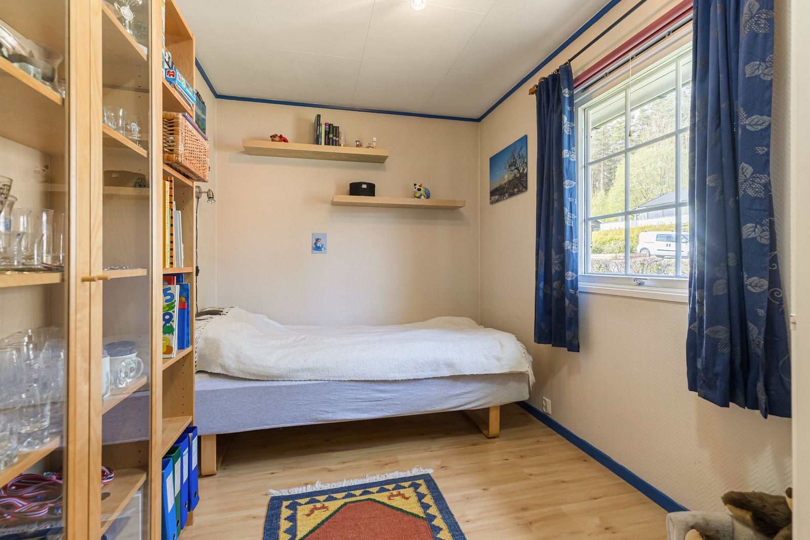 Rommene har god størrelse og fleksible bruksmuligheter, enten det er behov for barnerom, gjesterom eller hjemmekontor. Galleribilde