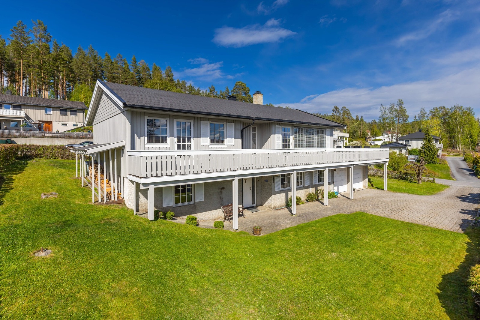 Stor og innholdsrik familiebolig med idyllisk hage! Galleribilde