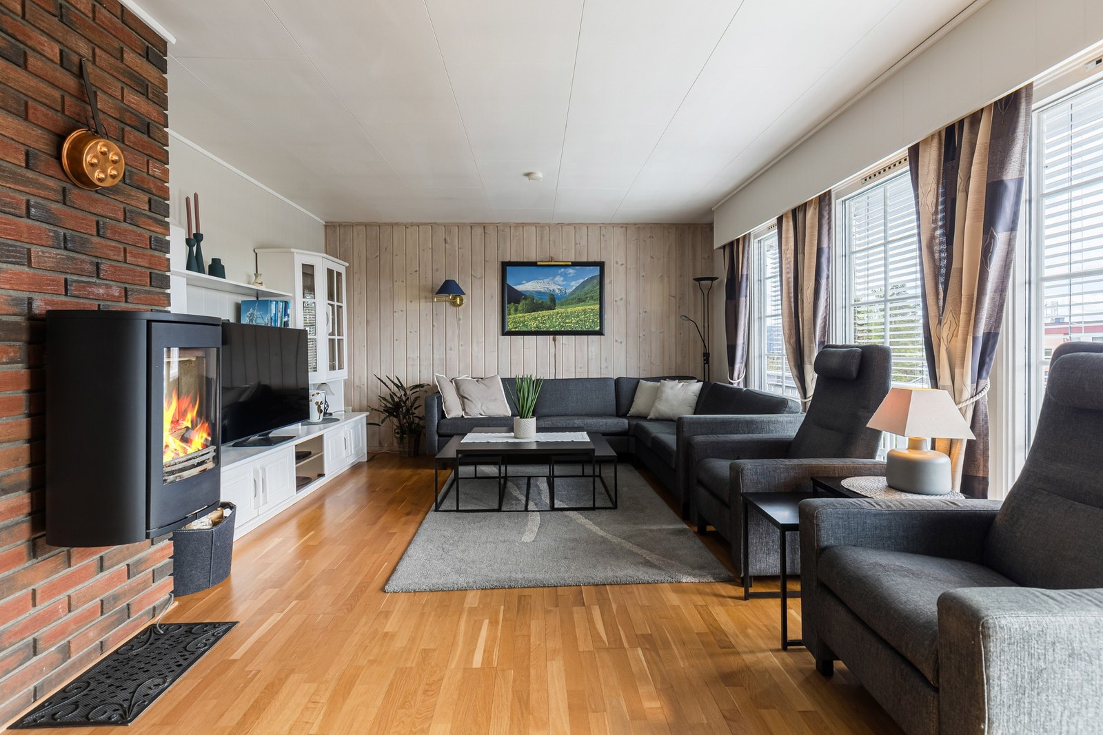 Stuen er romslig og innbydende med god plass til både sofagruppe og spiseplass. Galleribilde