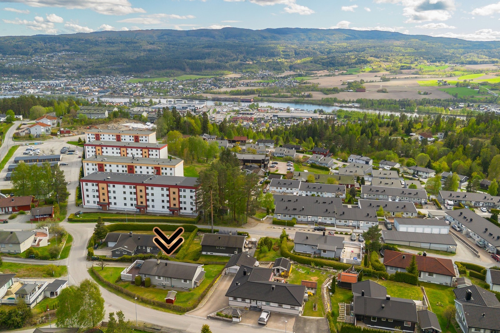 Området har gangavstand til skoler, barnehage og offentlig kommunikasjon. Buskerud Storsenter ligger rundt 2,2 km unna til fots. Galleribilde