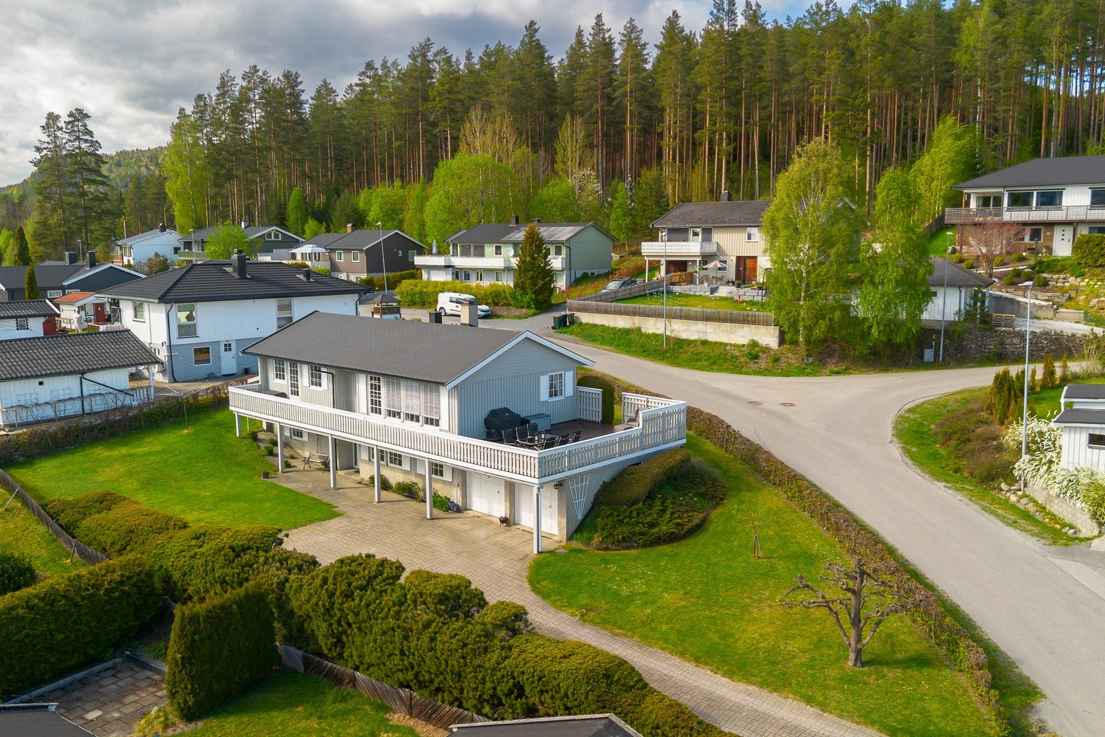Boligen har en pent opparbeidet hage - perfekt for barnefamilier! Galleribilde