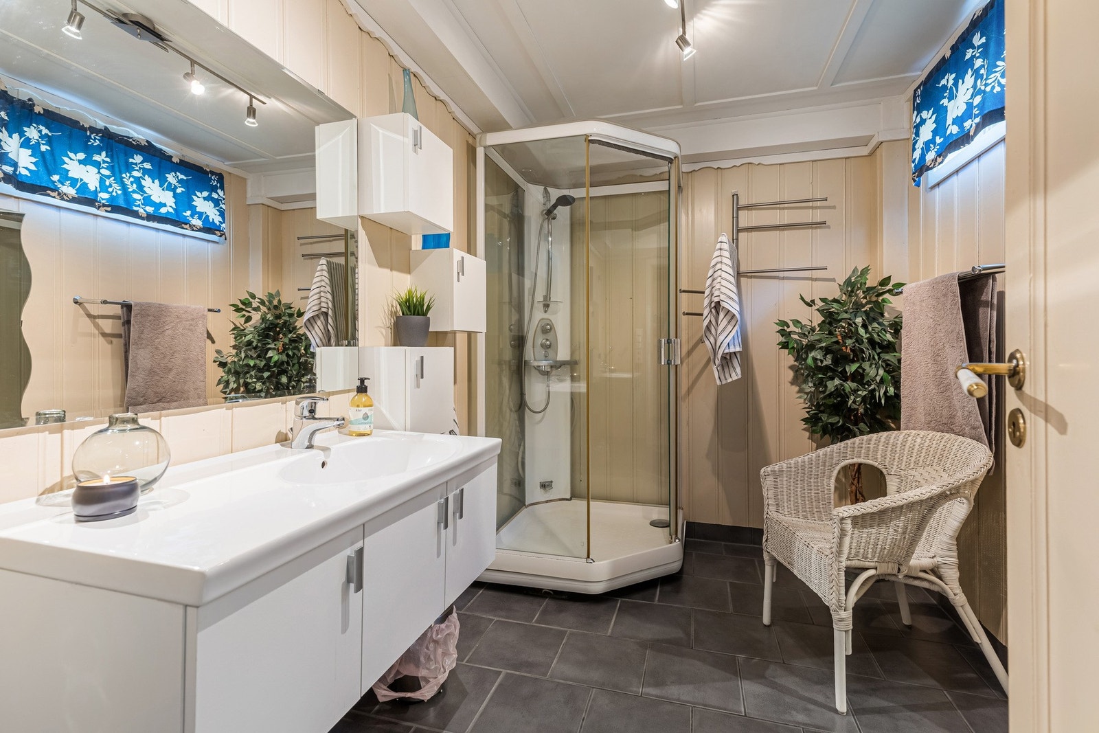 Det andre badet ligger i 1. etasje, og fremstår velholdt. Galleribilde