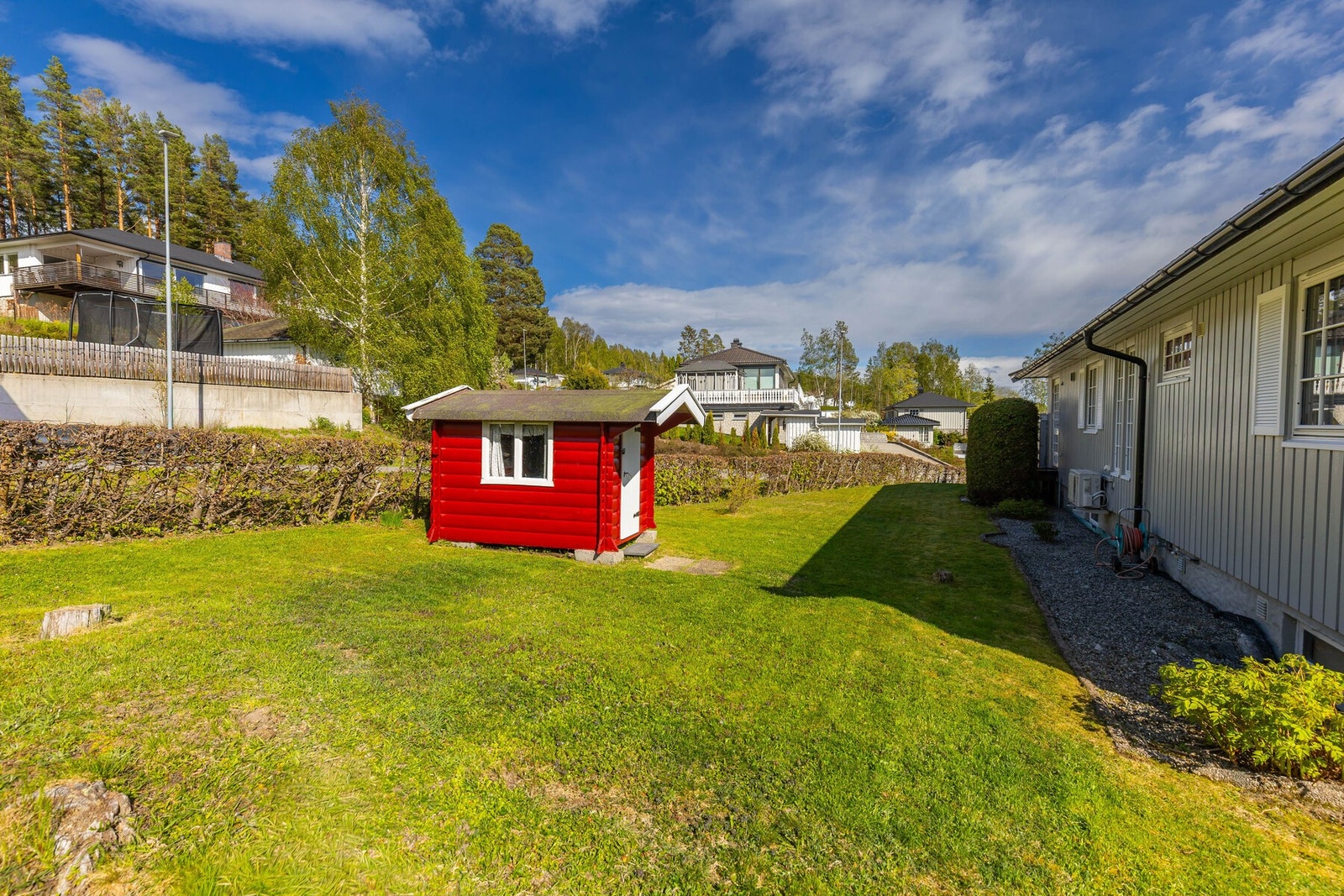 I hagen står det også en dokkestue, som er til stor glede for de små! Galleribilde