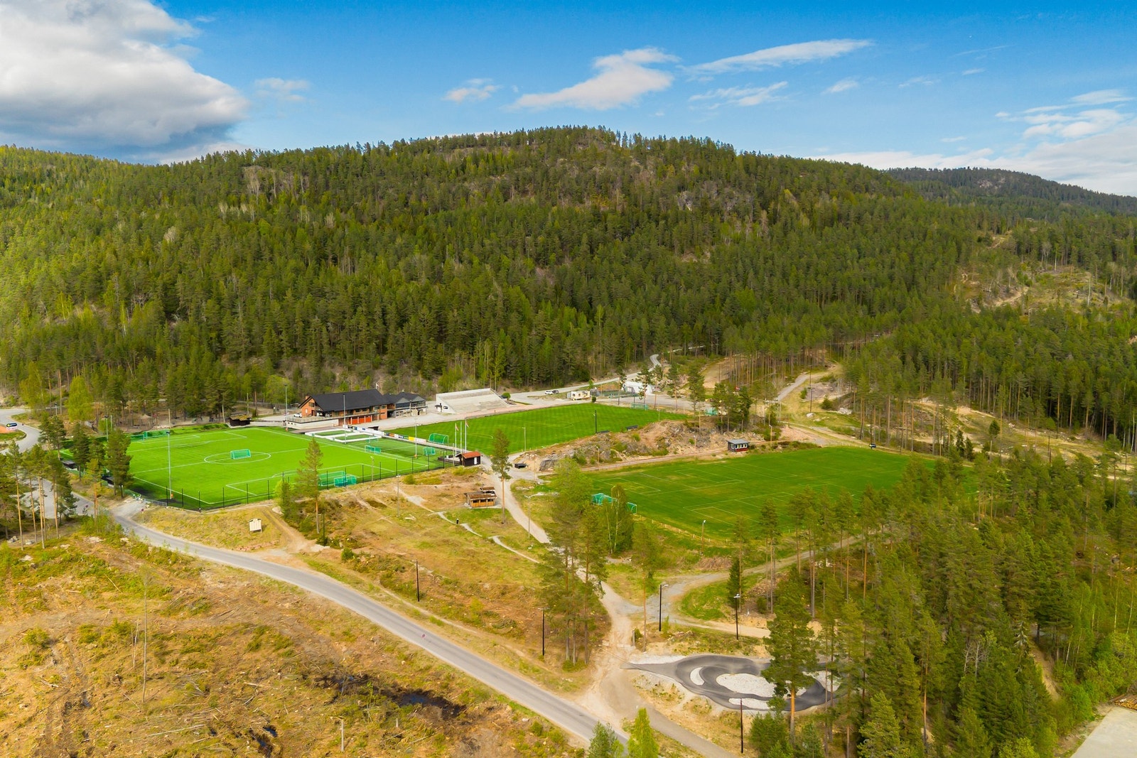 Ikke langt fra boligen ligger praktfulle Årbogen idrettspark. Galleribilde