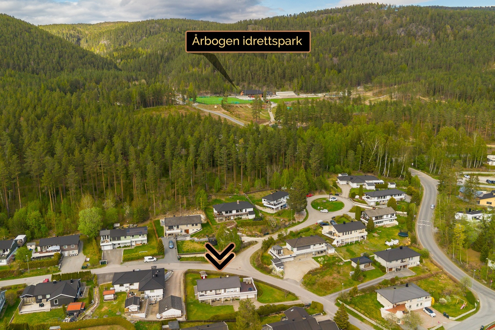 Eiendommen ligger i et rolig, attraktivt og barnevennlig boligområde i Krokstadelva i Drammen kommune. Galleribilde