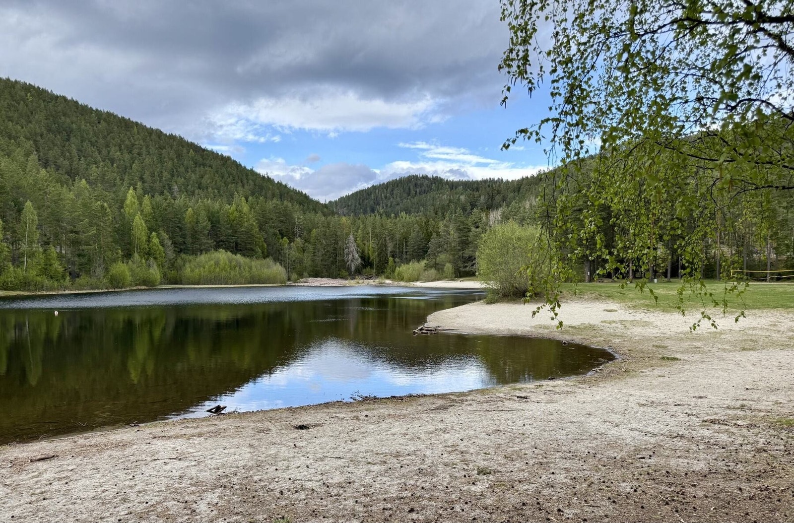 På varme sommerdager kan man gjerne ta turen opp til Årbogen for en dukkert. Galleribilde