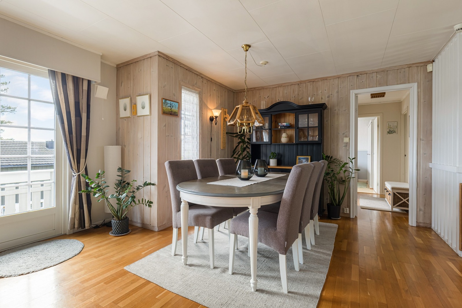 Spisestuen passer like bra til vanlig hverdagsbruk som til sosiale sammenkomster. Galleribilde