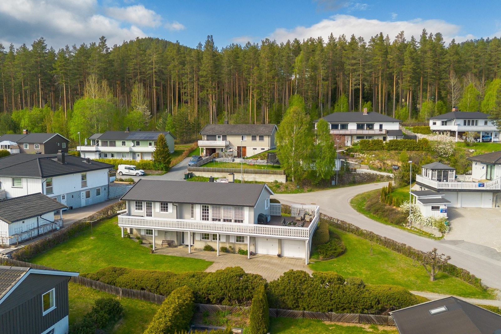 Boligen fremstår som velholdt og familievennlig med gode oppholdsrom og hele fire soverom. Galleribilde