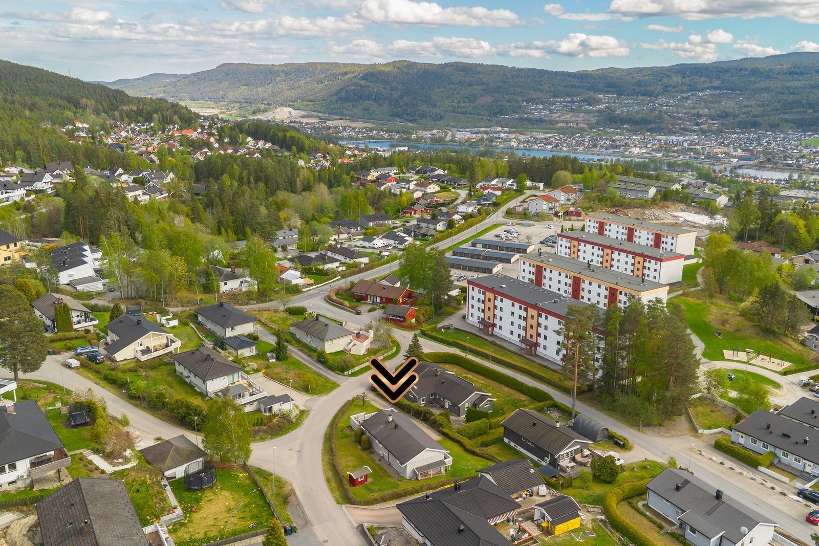Her bor du rolig og skjermet til i et etablert og meget barnevennlig område, samtidig som du har nærhet til både natur, skole og daglige servicetilbud. Galleribilde