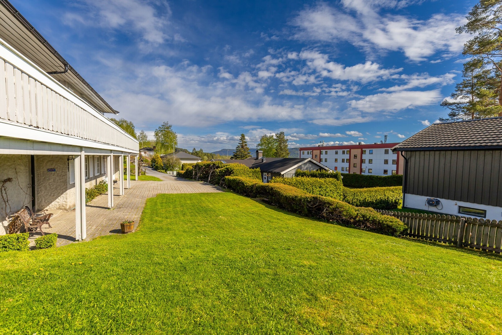 Barnevennlig tomt med fine lekearealer. Galleribilde