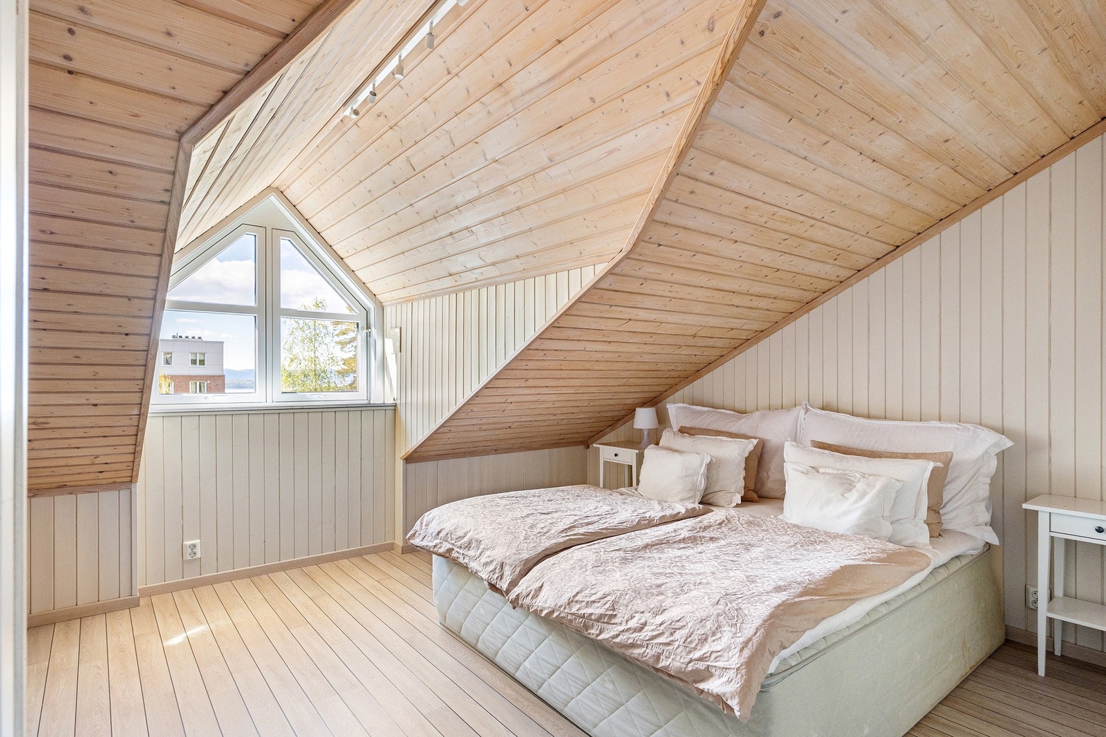 Loftsetasjen er i dag innredet og benyttet som et romslig soverom med tilhørende walk-in garderobe. Etasjen har en lun og særpreget atmosfære med skrå himlinger, synlige treflater og store vindusflater som slipper inn godt med naturlig lys og gir rommet k Galleribilde