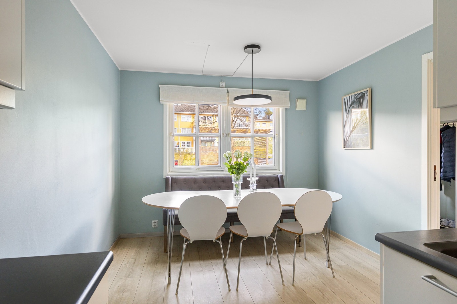 I tilknytning til kjøkkenet ligger en romslig spisestue med god plass til større spisegruppe. Store vindusflater sørger for rikelig med naturlig lysinnslipp og skaper en hyggelig atmosfære for både hverdagsmåltider og sosiale sammenkomster. Galleribilde