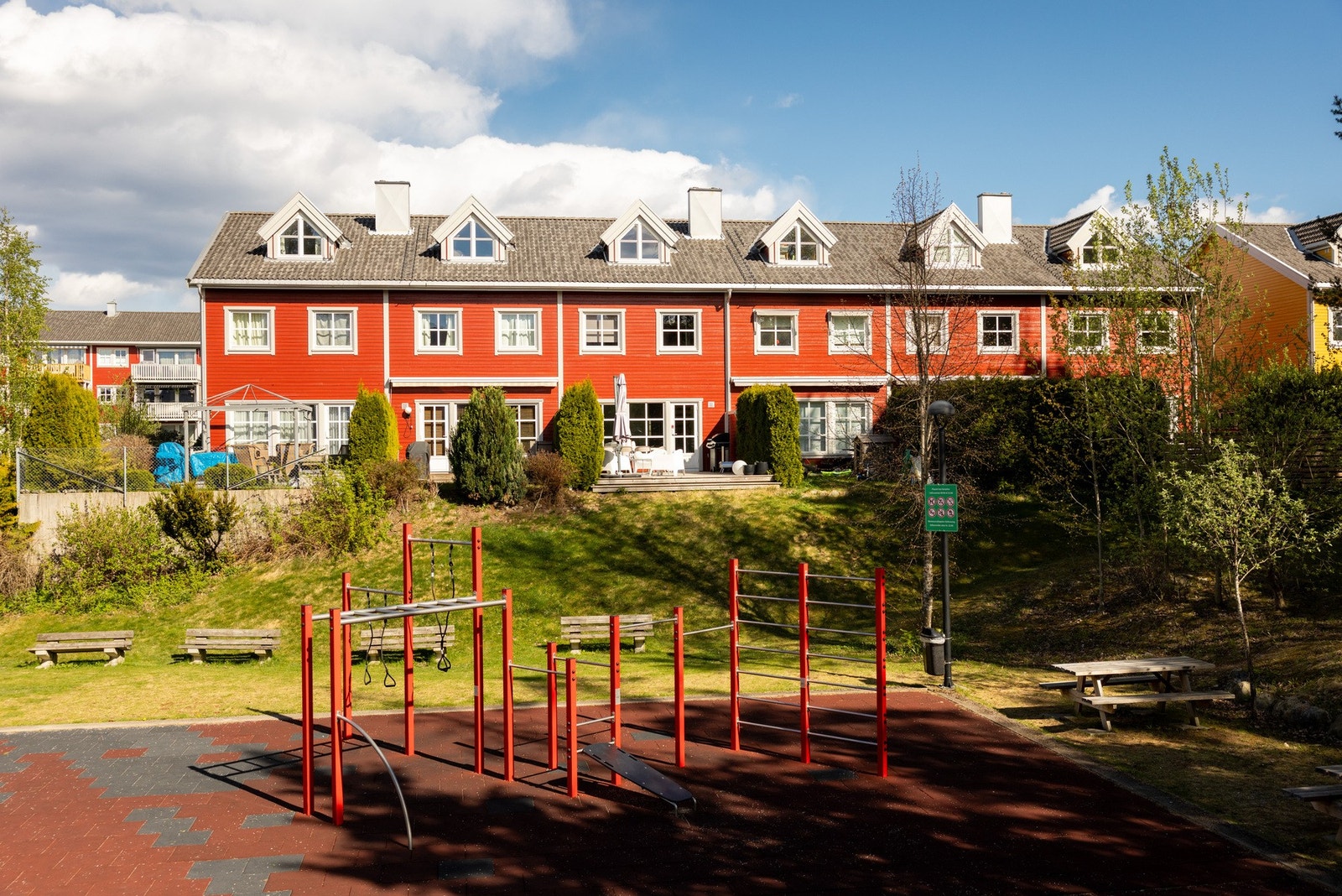 Skoler i alle klassetrinn og barnehager ligger i nærområdet. Av skoler finner du Mortensrud, Lofsrud, Hauketo og Bjørnholt skole, i tillegg til både Nordstrand og Bjørnholt videregående skole. Galleribilde