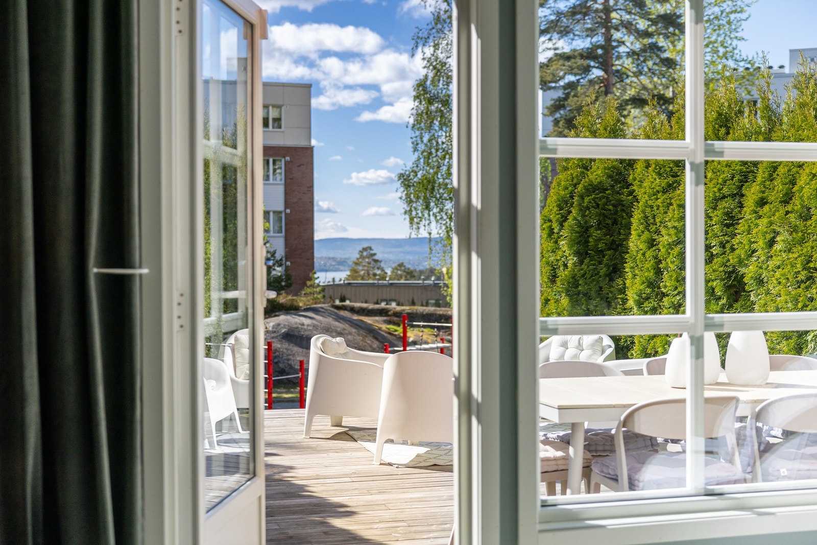 Fra stuen er det direkte utgang til en romslig og solrik terrasse med svært gode oppholdsarealer. Galleribilde