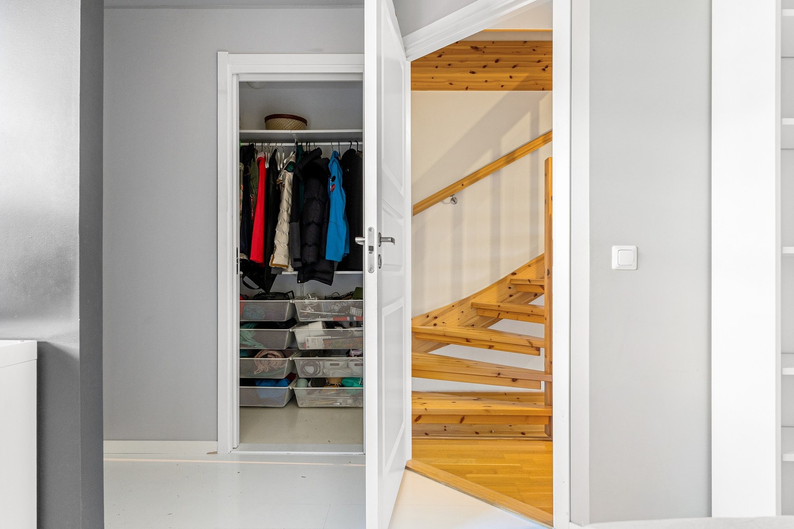 Ett av soverommene har direkte adkomst til praktisk walk-in garderobe med gode oppbevaringsmuligheter. Soverom 3. Galleribilde