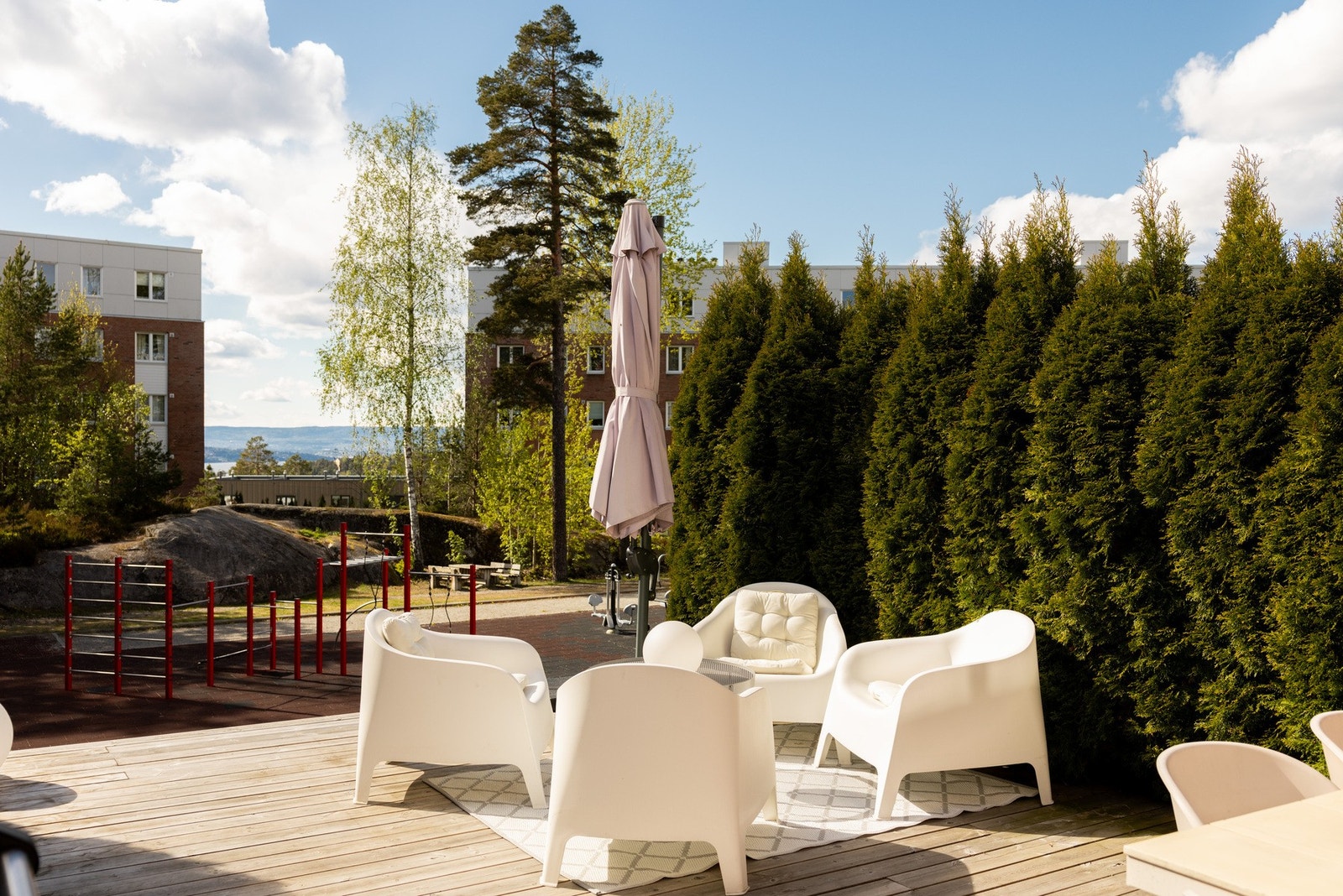 Terrassen har god plass til både spisegruppe, lounge-møbler og grill, og ligger skjermet til med grønne omgivelser rundt. Galleribilde