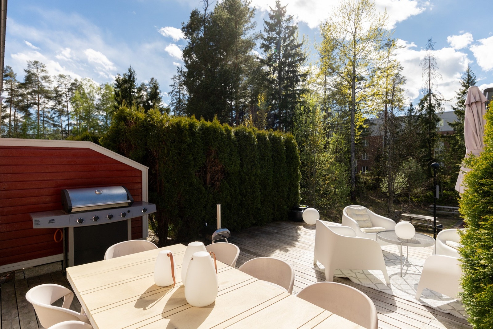 Boligen byr på stor terrasse som har svært gode solforhold og en usjenert plassering vendt mot grøntarealer. Galleribilde