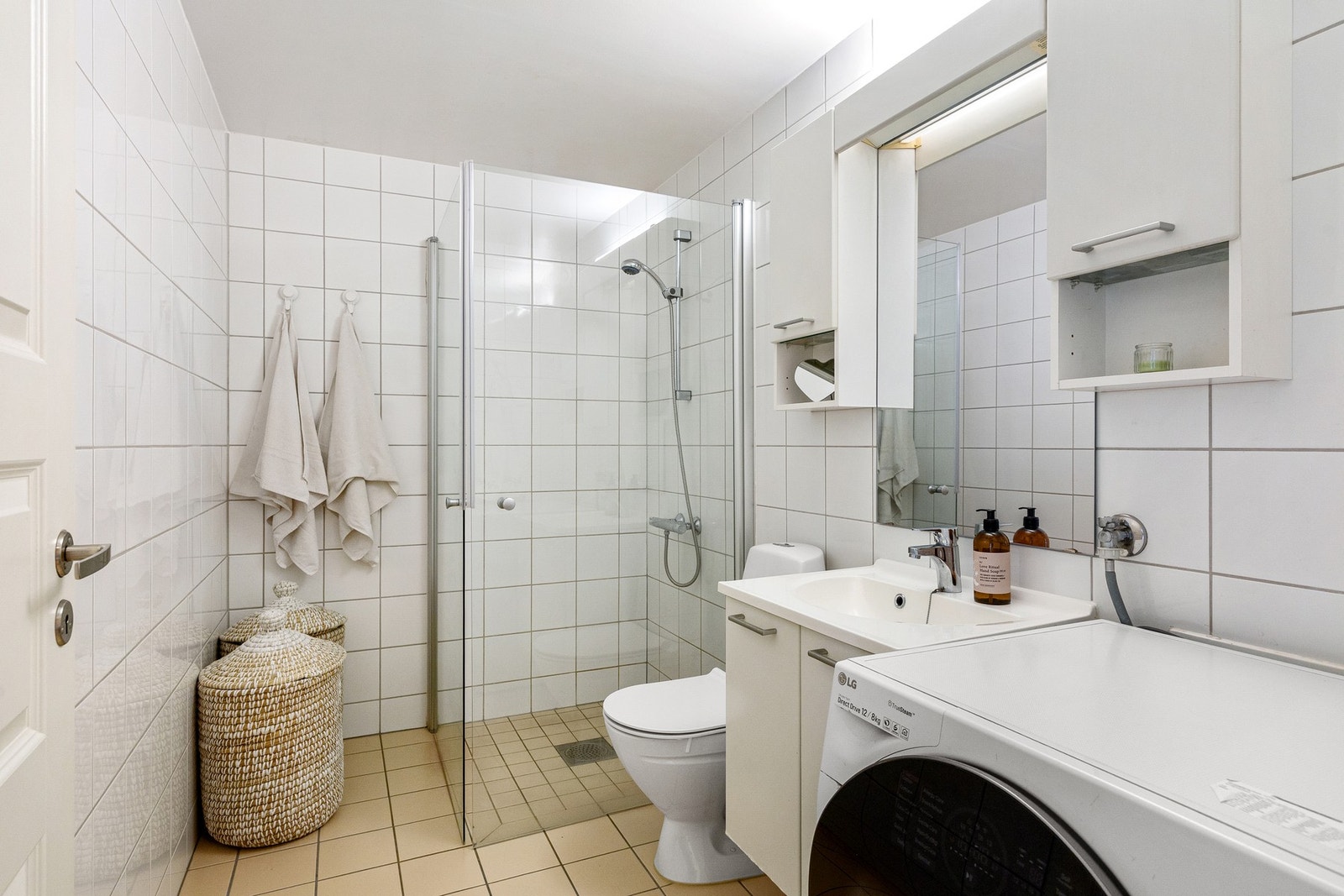 Badet har flislagte vegger og gulv, kombinert med malt himling, som gir et lyst og tidløst uttrykk. Gulvet er utstyrt med elektriske varmekabler som bidrar til god komfort året rundt. Galleribilde