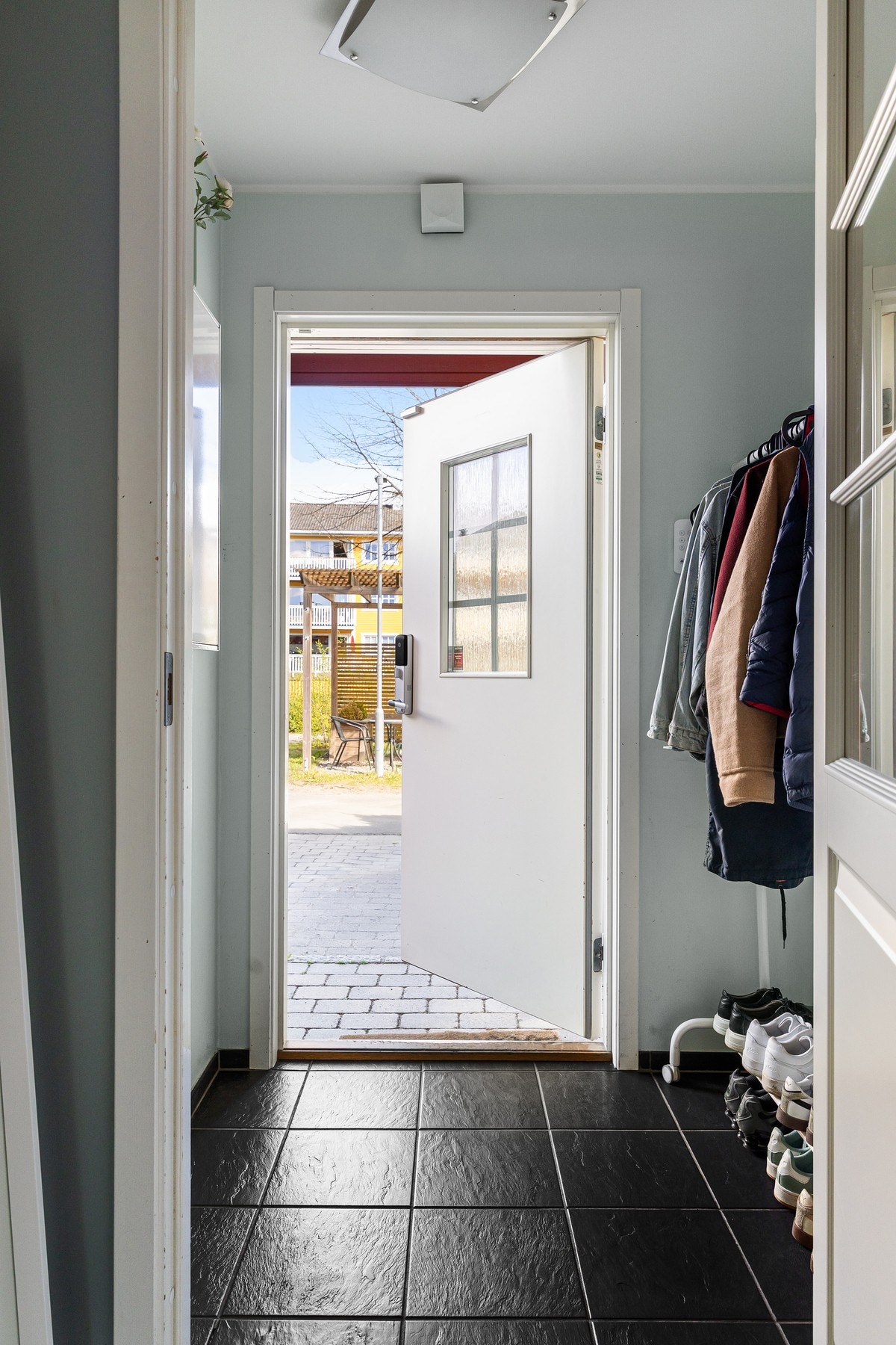Velkommen inn i en praktisk og flislagt entré med god plass til oppbevaring av yttertøy og sko. Entréen gir et ryddig og funksjonelt førsteinntrykk, med slitesterke overflater som egner seg godt til hverdagsbruk. Galleribilde