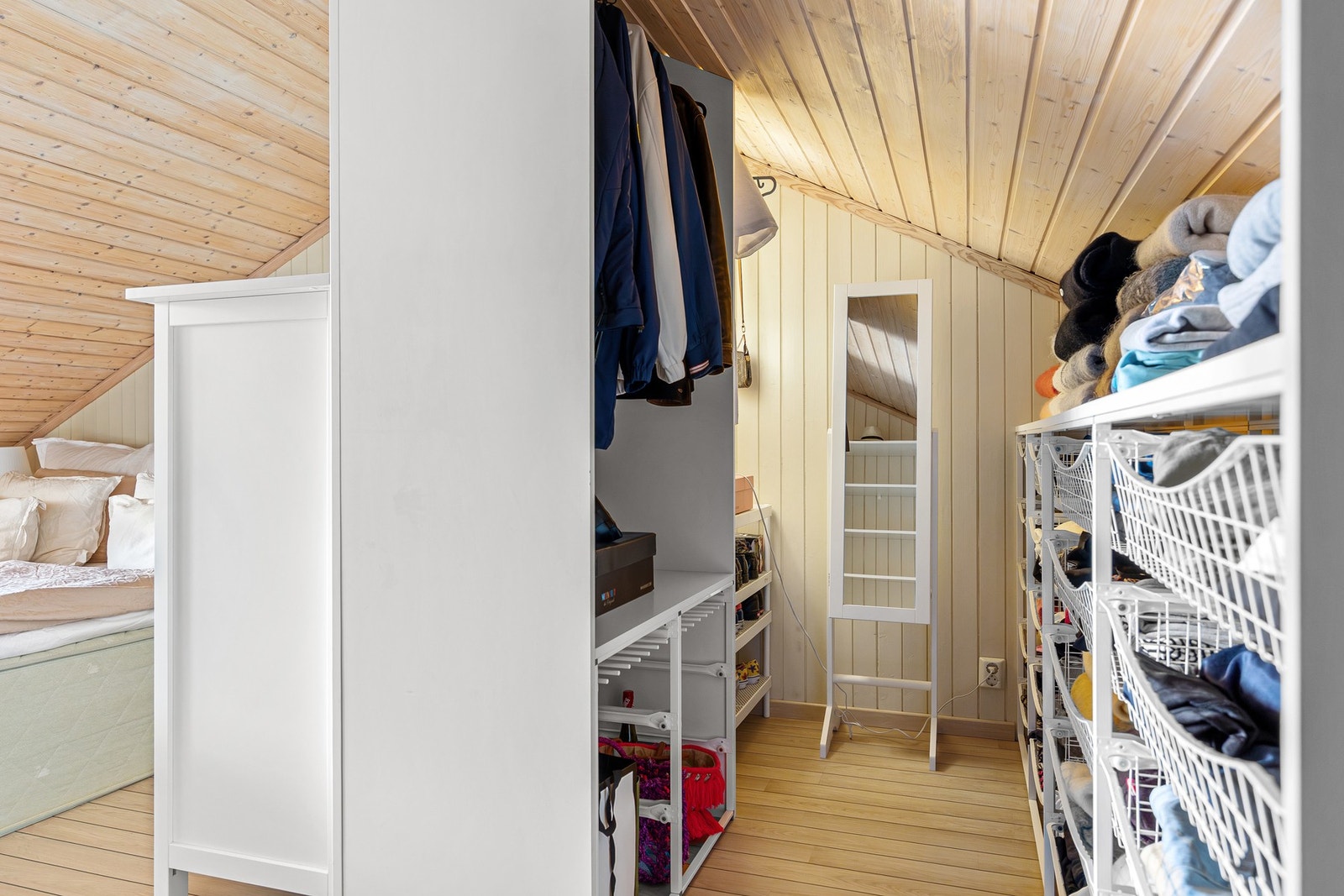 I tilknytning til rommet ligger en praktisk walk-in garderobe med svært gode oppbevaringsmuligheter. Galleribilde