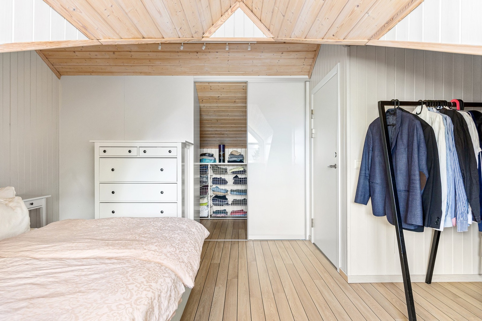 Loft benyttes som soverom, men tilfredsstiller ikke krav til rømningsvei. Rommet er dermed ikke egnet som varig oppholdsrom etter dagens krav. Galleribilde