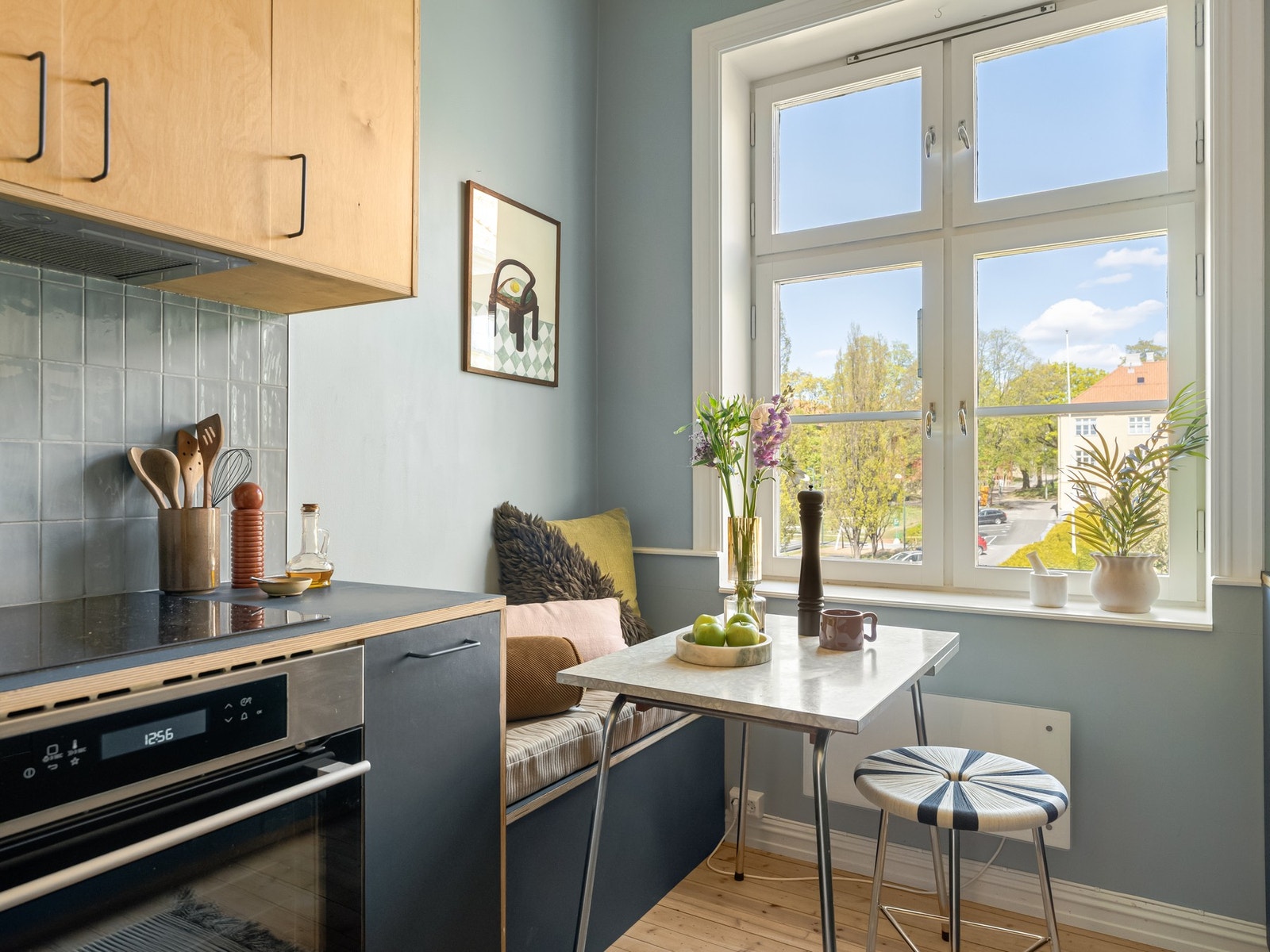 Her er det også plass til hyggelig frokostbord. Her kan du nyte utsikten mot bakhagen. Galleribilde