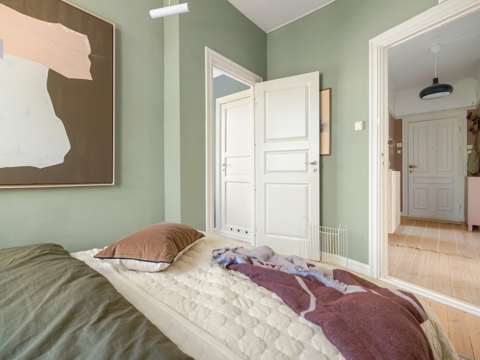 Rommet er malt i livlige og fine fargetoner. Galleribilde
